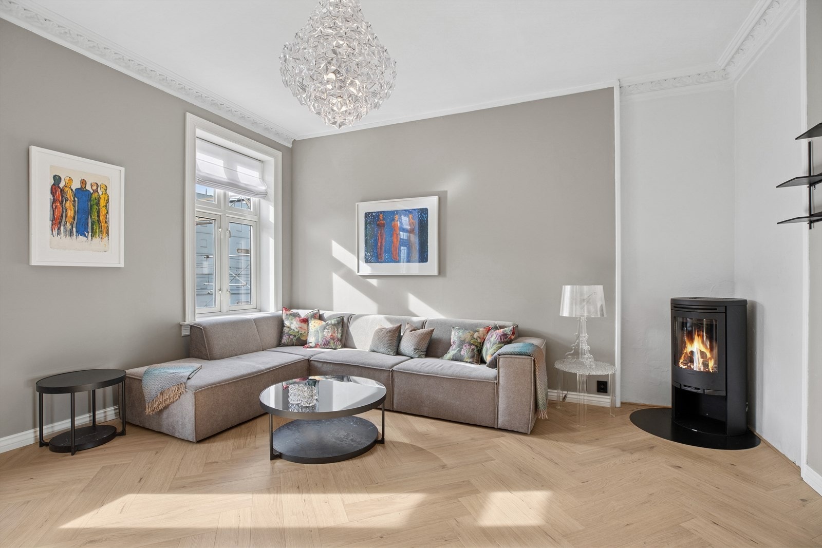 Ditt nye hjem oppleves som lyst og luftig, med tidsriktige fargevalg på innvendige overflater, god takhøyde og store vindusflater som gir rikelig med lysinnslipp. Galleribilde