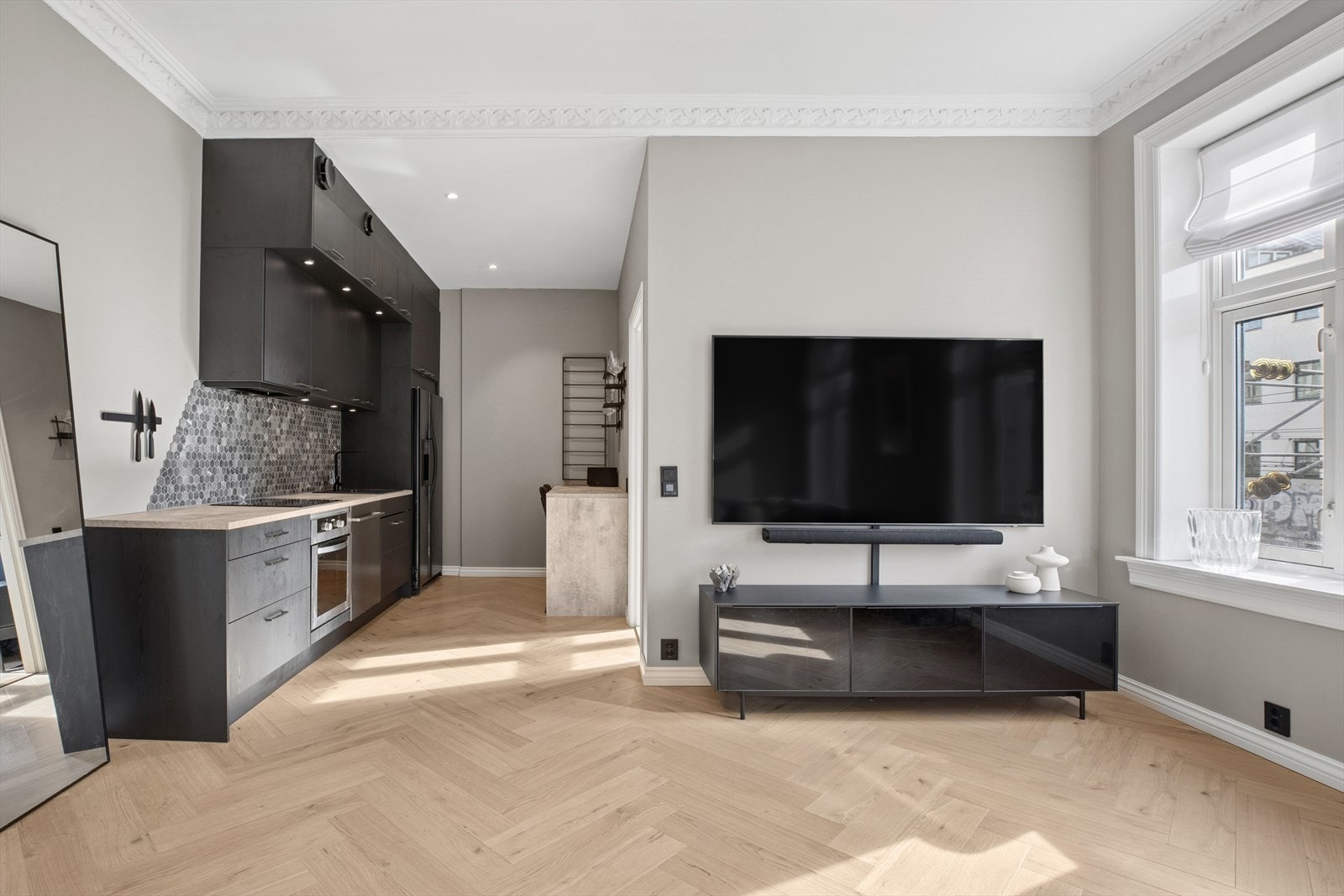 Den gode utformingen gjør det enkelt å innrede oppholdsrommet i ulike soner, med plass til sofa, TV og et hyggelig spisebord. Galleribilde