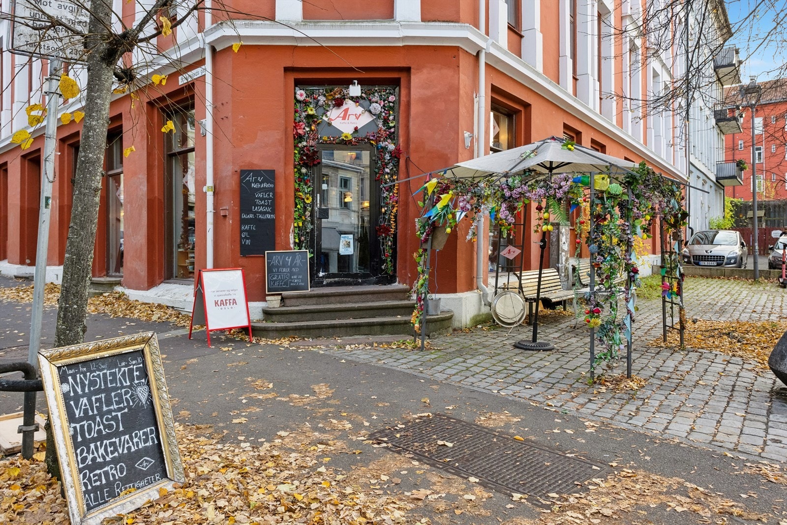 Det er flere hyggelige kafeer og spisesteder i nærheten. Arv Kaffe & Retro som ligger i umiddelbar nærhet er å anbefale. Galleribilde