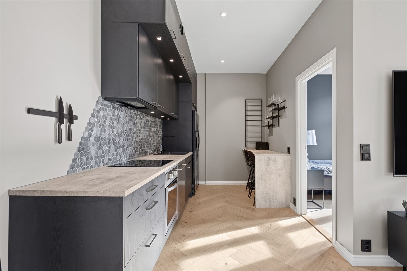 Kjøkkenet er integrert i en sosial løsning sammen med stuen. Galleribilde