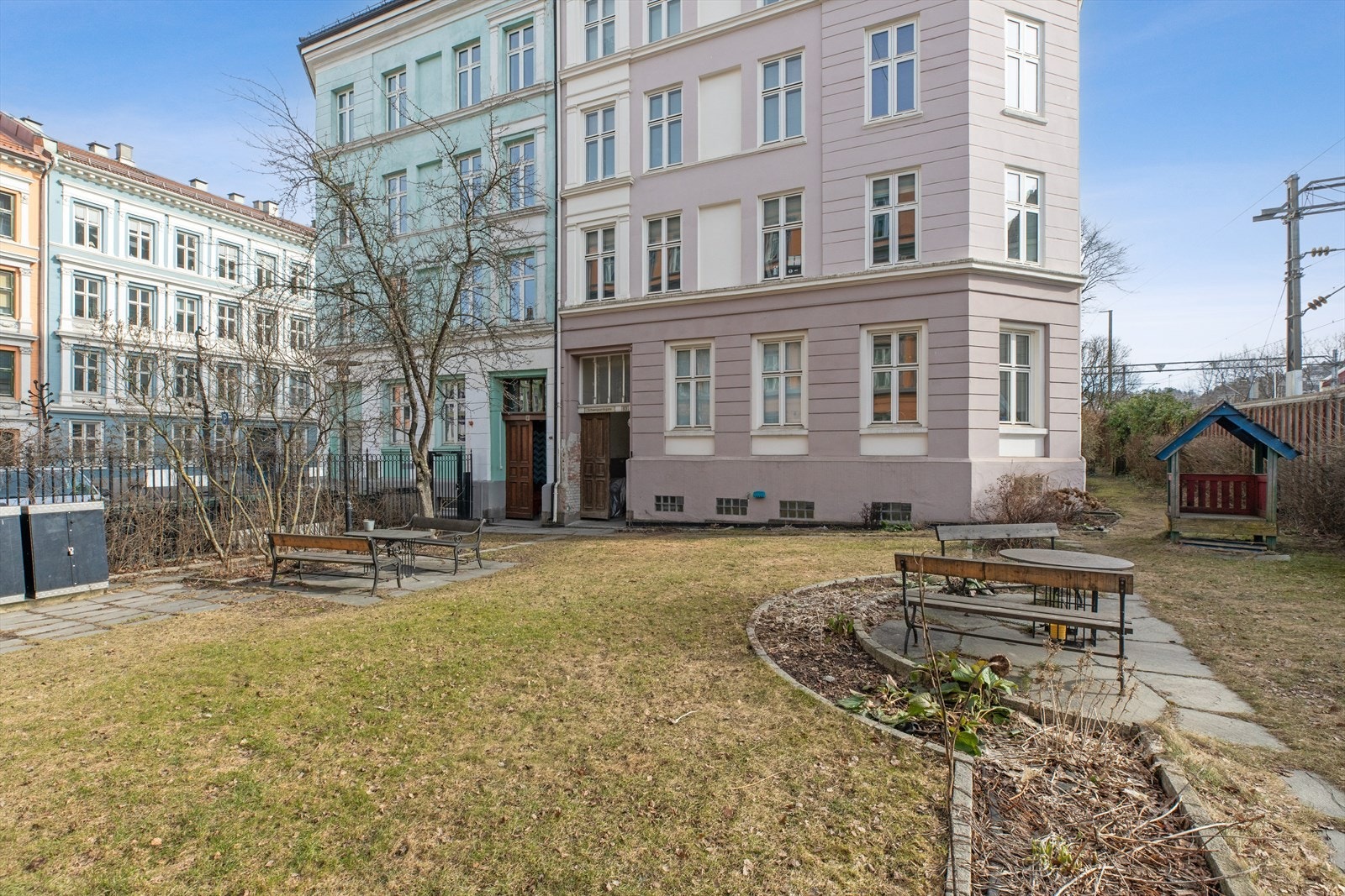 Den utmerkede beliggenheten sørger for enkel tilgang til alle nødvendige fasiliteter. I tillegg har du bussholdeplass kun ett minutts gange fra leiligheten. Galleribilde