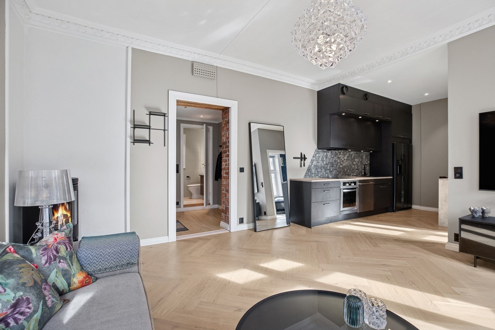 Plassert i hjørnet av rommet finner du en trivelig peisovn som sørger for ekstra varme og hygge på kalde dager. Galleribilde