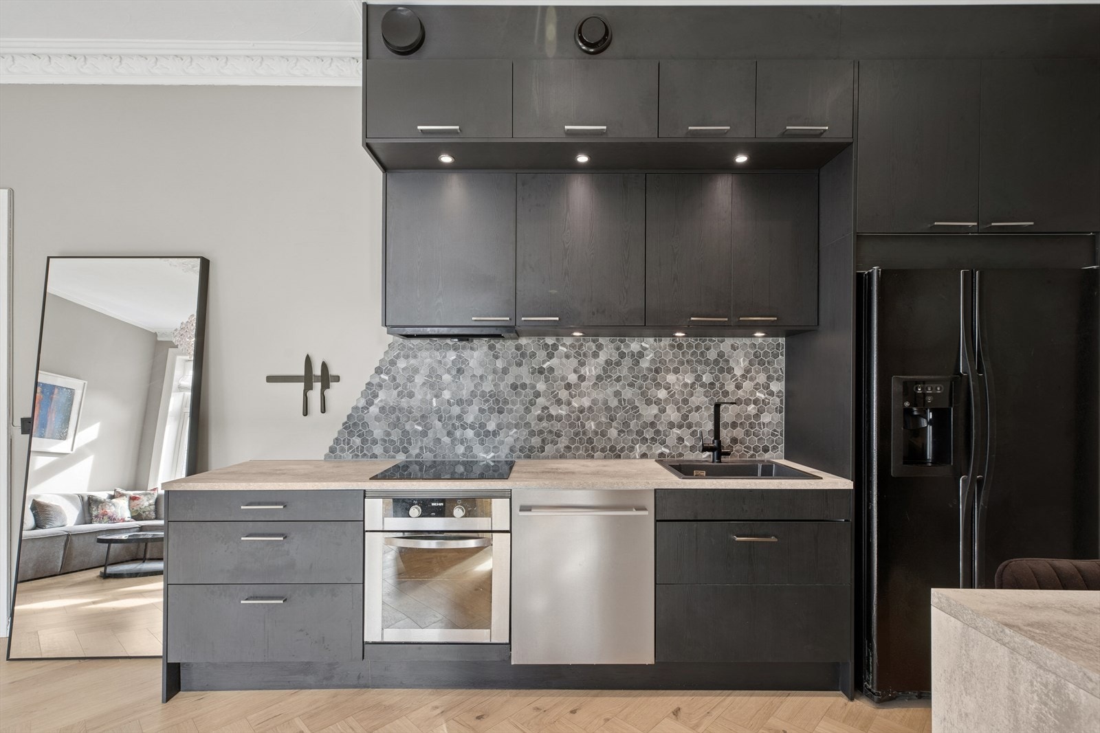 Kjøkkenet har en smakfull innredning med mye lagringsplass i skap og skuffer, samt godt med benkeplass. Galleribilde