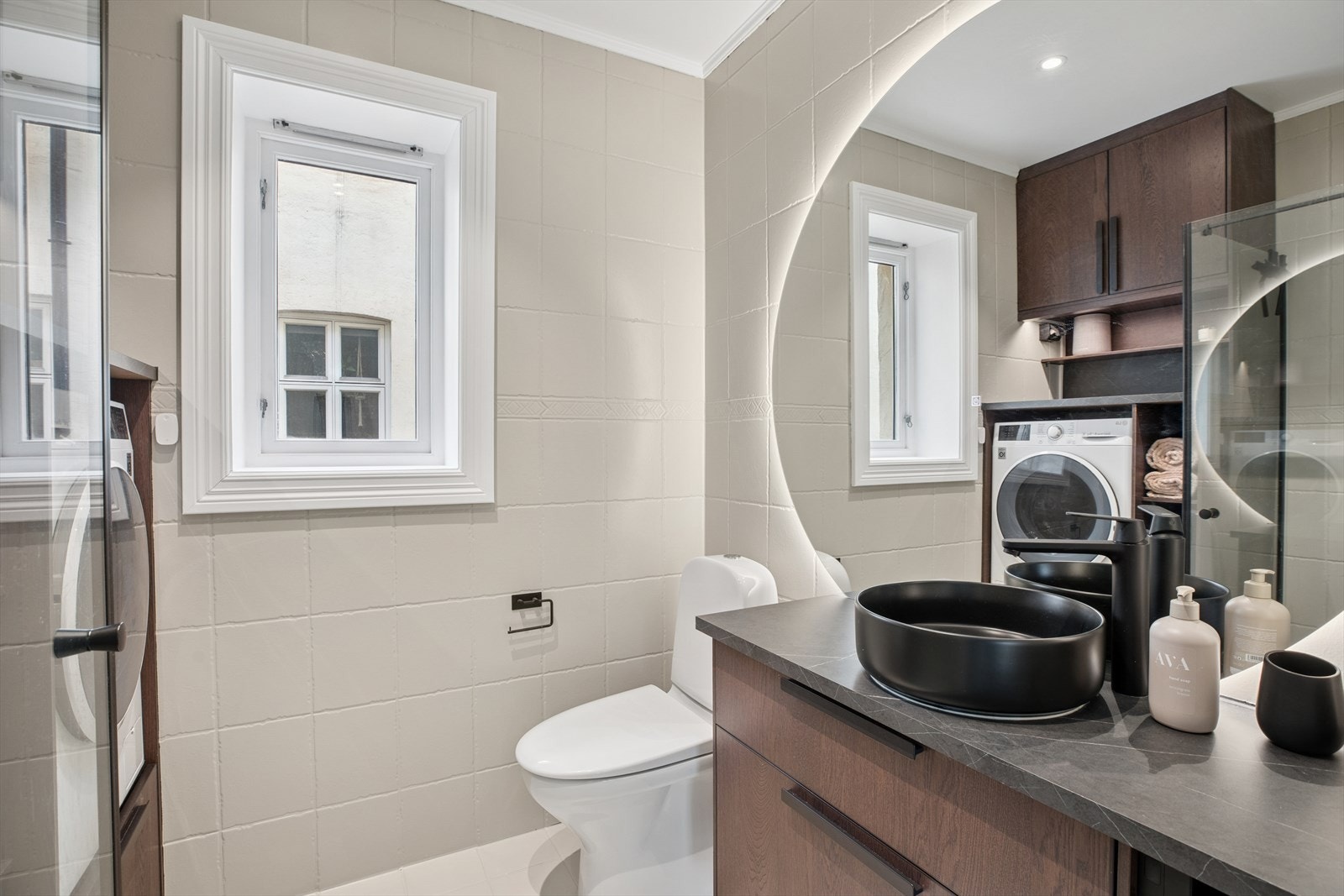 Baderommet fremstår delikat med fliser på gulv og vegger, samt malt, glatt himling med downlights. Galleribilde