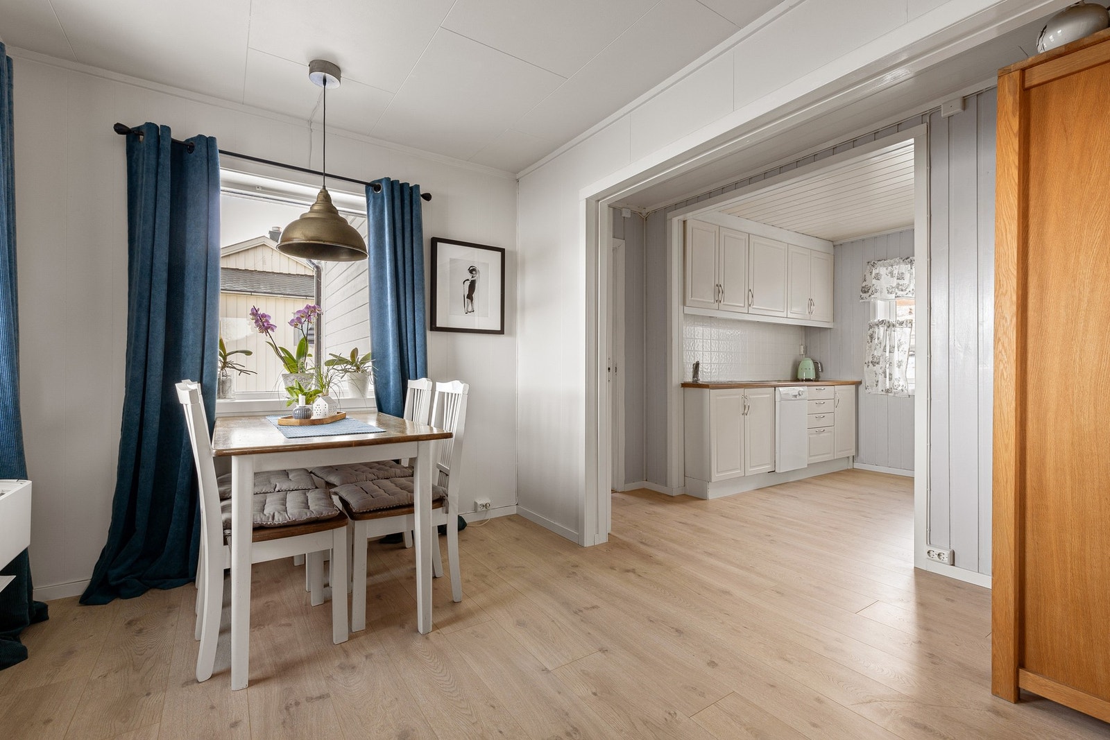 Spisestue tilliggende den åpne kjøkkenløsningen Galleribilde