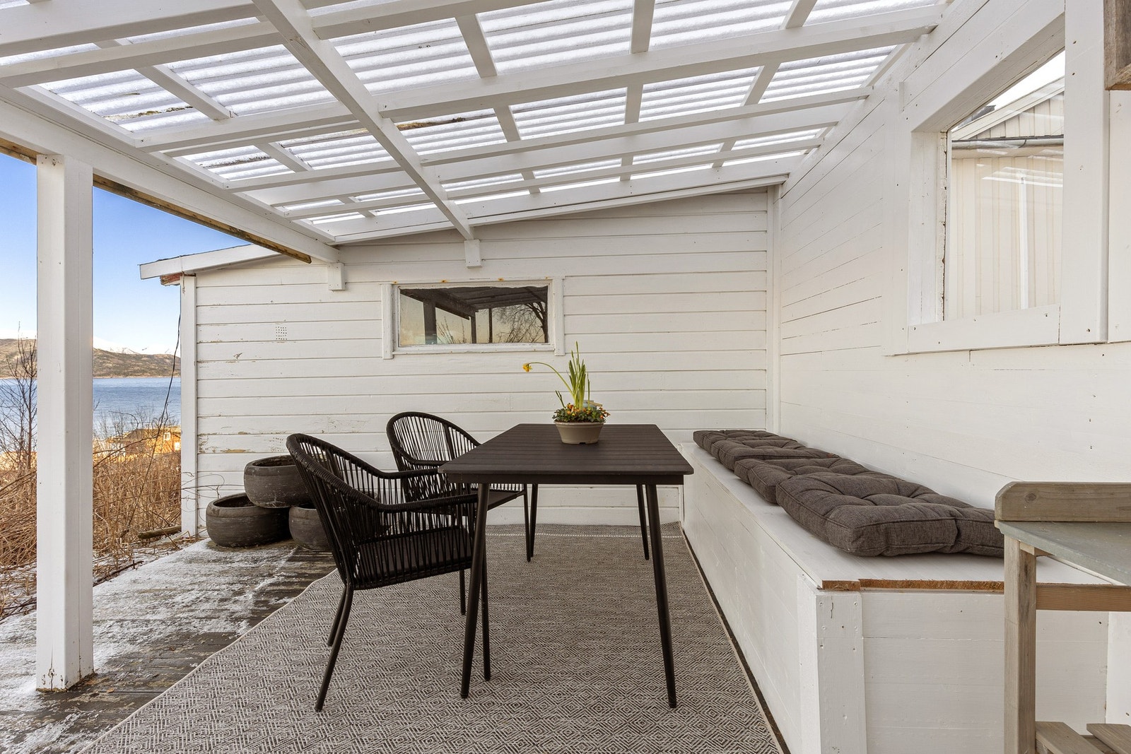 Koselig overbygd grillstue/pergola etablert på tomten. Galleribilde