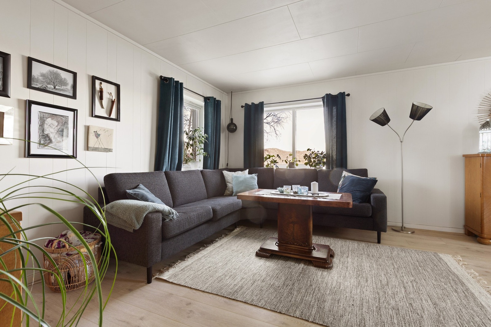 Koselig stue med vedovn og nyere gulv. Galleribilde