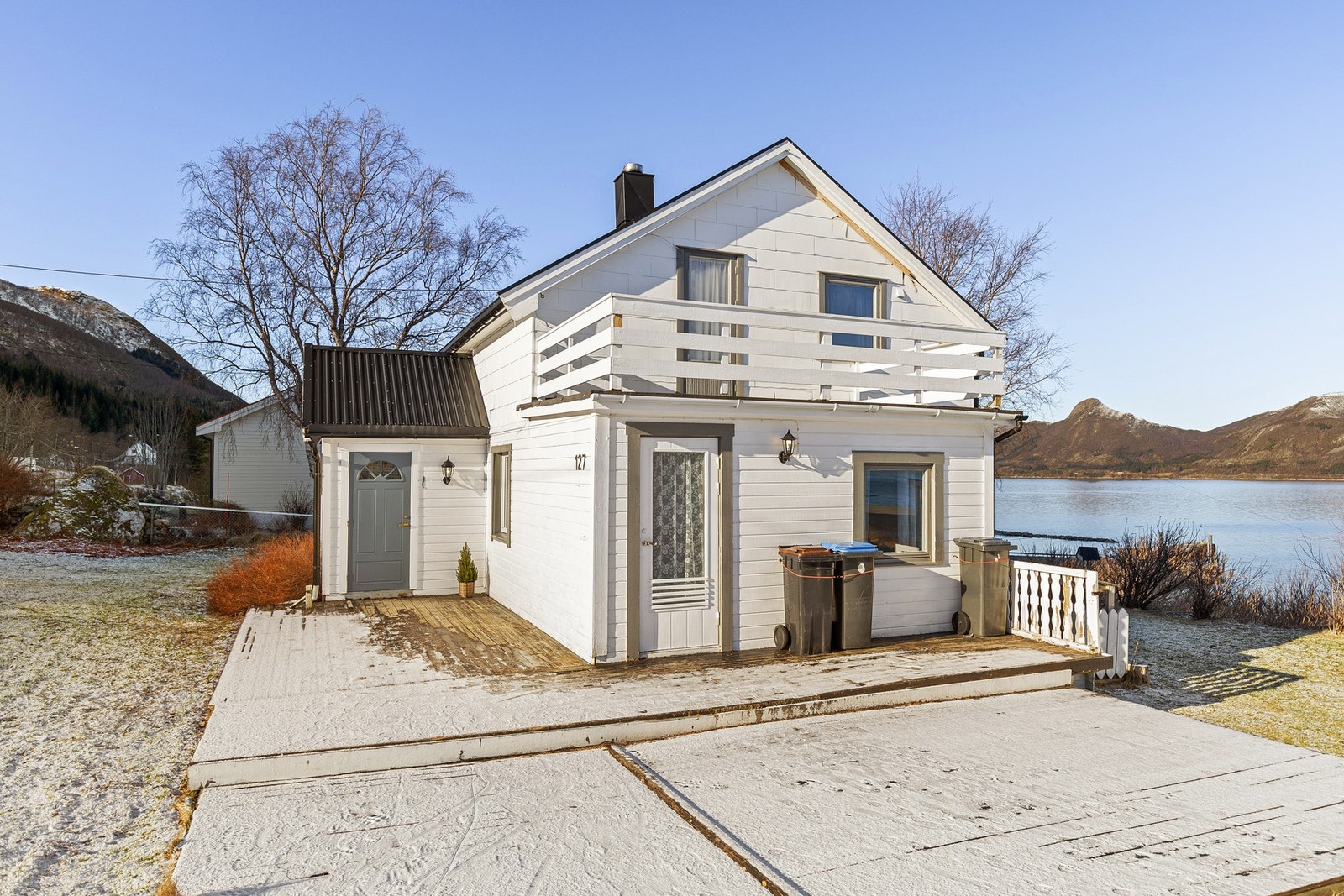 Sjarmerende enebolig over to plan på en svært romslig utsiktstomt i Vassdal Galleribilde