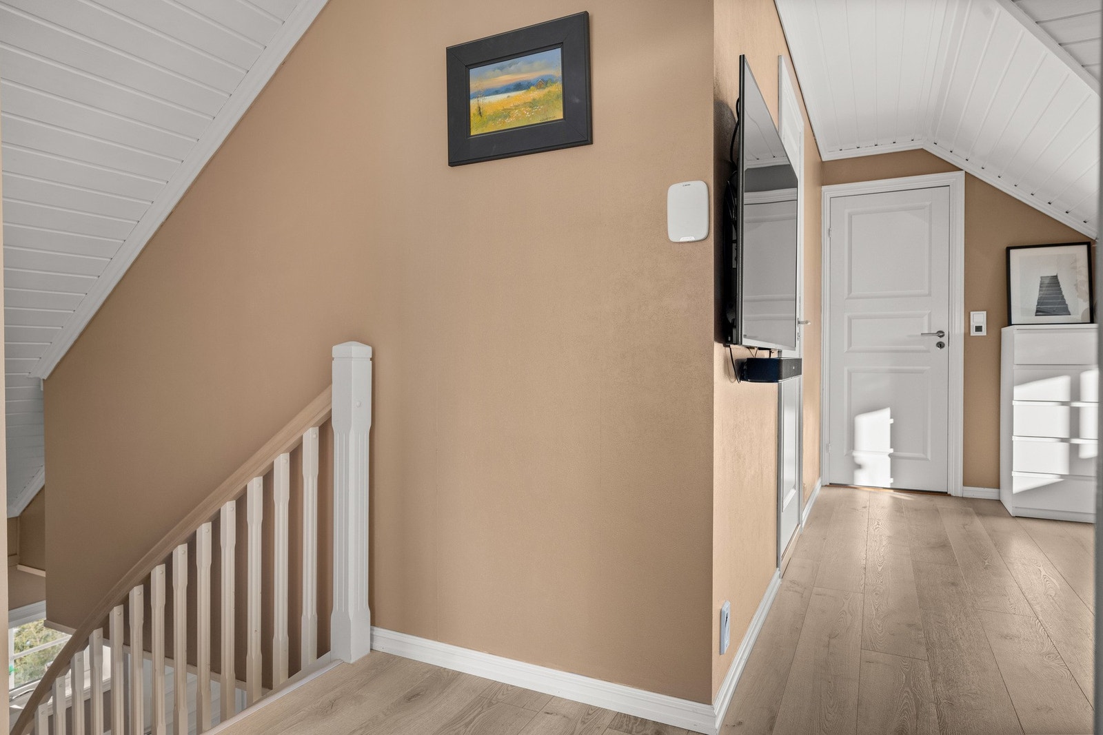 Veggene i stuen og trappen her er også nymalt i år. Galleribilde