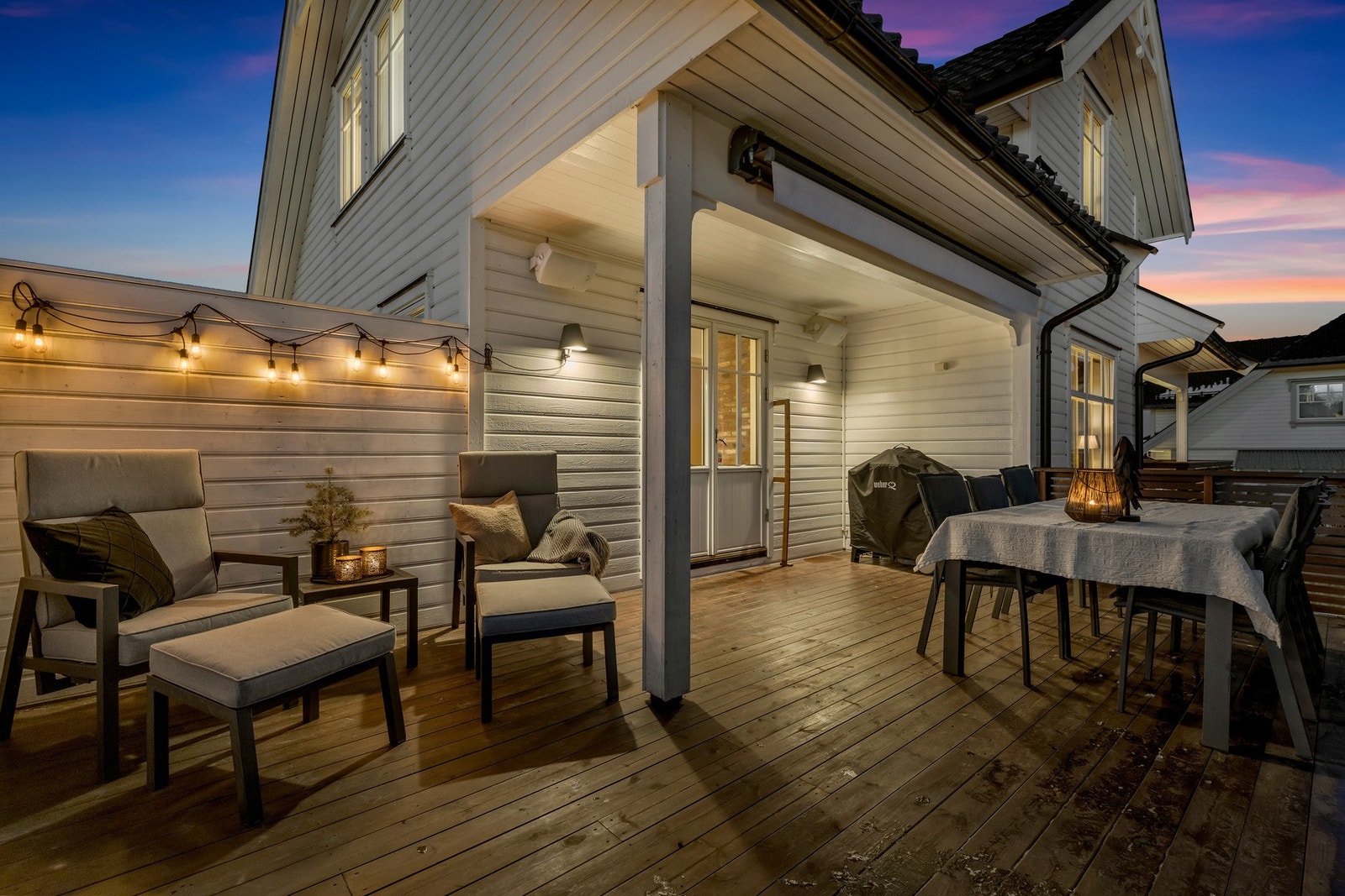 Den største terrassen har utgang fra stuen, og er på 25 kvadratmeter. Her er det god plass til forskjellige utemøbler og til grill. Galleribilde