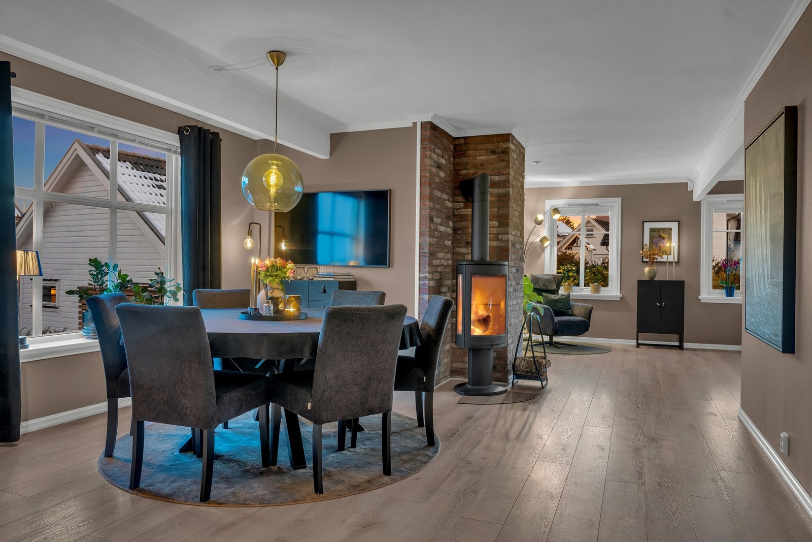 I tillegg til gulvvarme er det også vedfyring og varmepumpe. Galleribilde