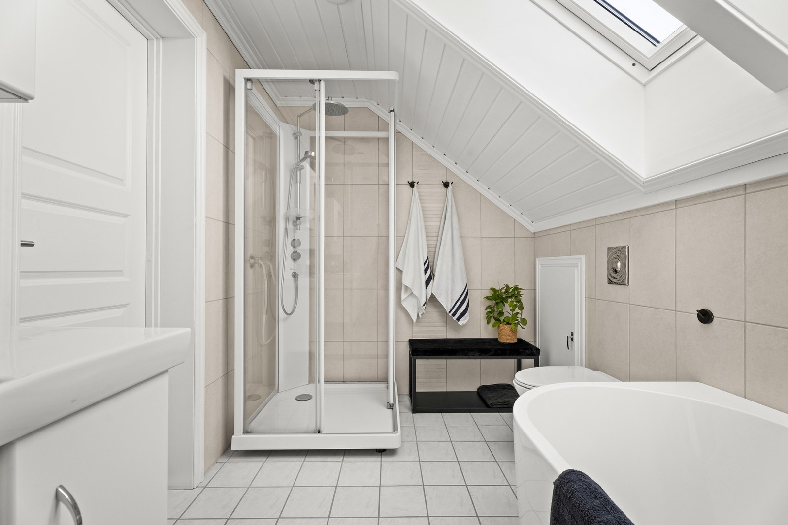Badet er på 6,8 kvadrat, og har varme i gulvet. Galleribilde