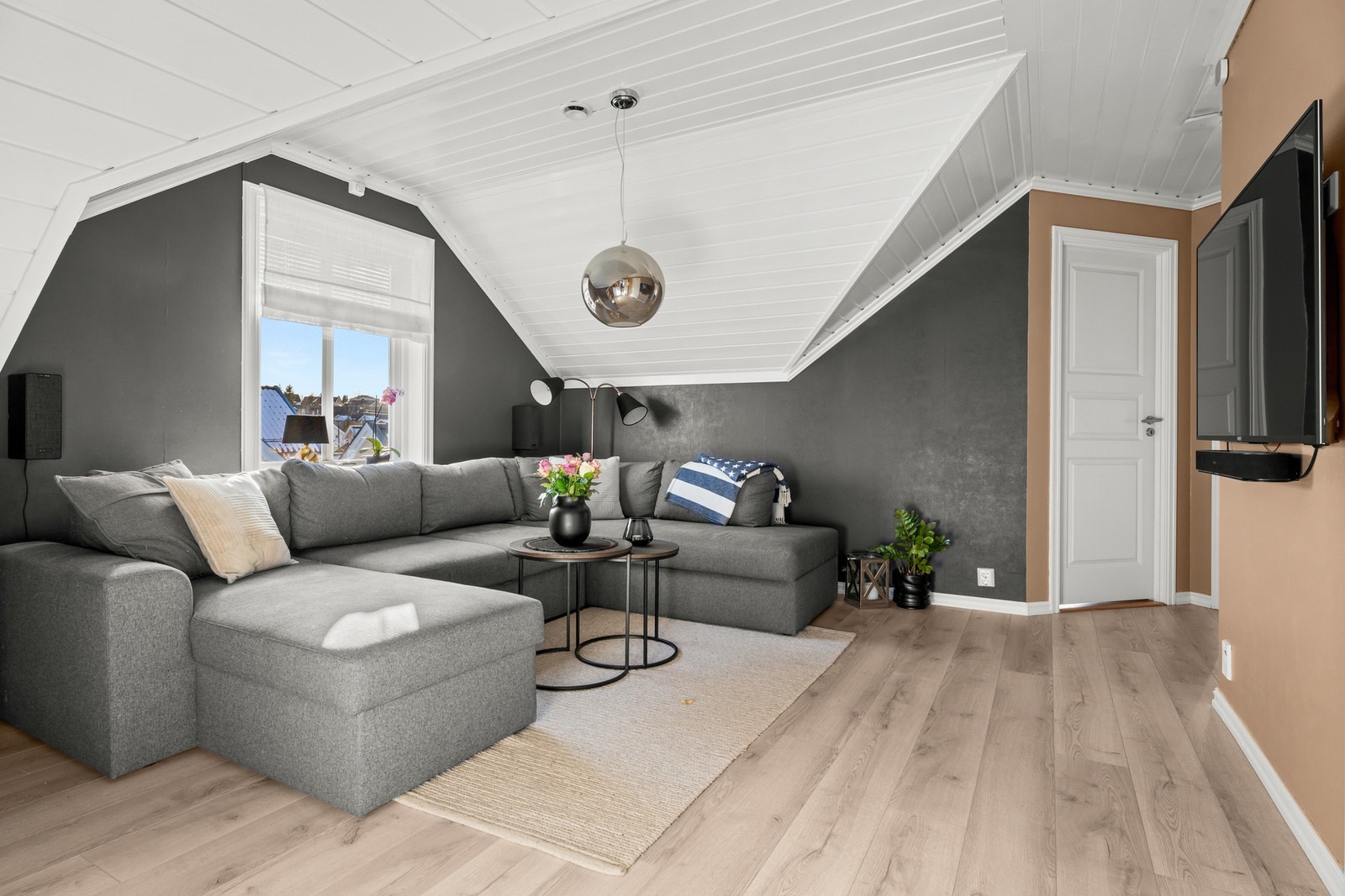 Tvers over gangen fra loftstuen er det dør inn til de to andre soverommene. Stuen er forøvrig på ca. 17 kvadrat inkludert trapperommet. Galleribilde