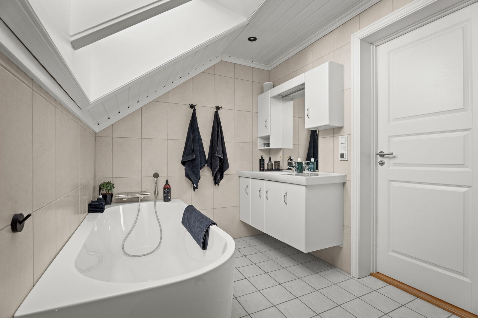 Badet har takvinduer, som gir en god romfølelse. Galleribilde