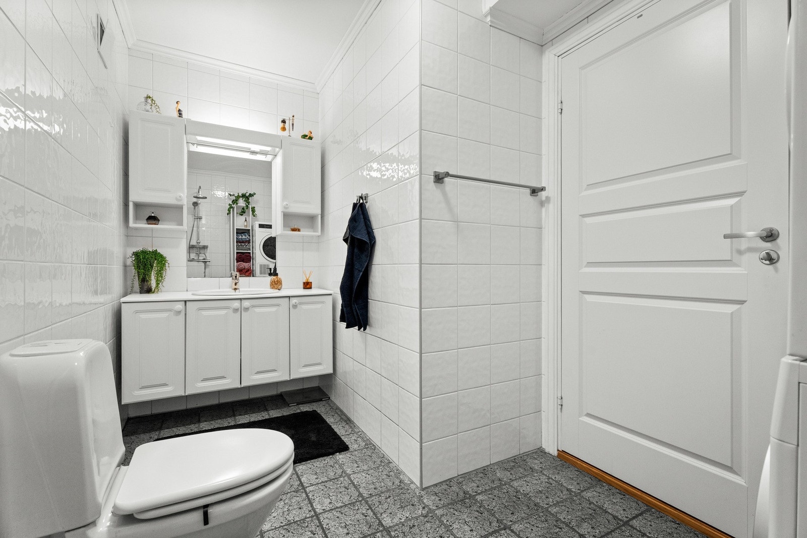 Tvers over gangen fra soverommet er det et stort bad. Badet er flislagt, og har varme i gulvet. Badet er godkjent som bod i kommunens byggetegninger. Galleribilde
