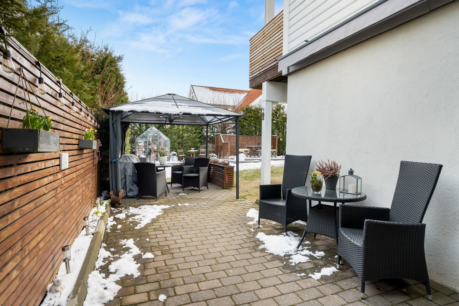 Utenfor utleiedelen er det steinlagt uteplass, og en tildelt terrasse i hagen. Galleribilde