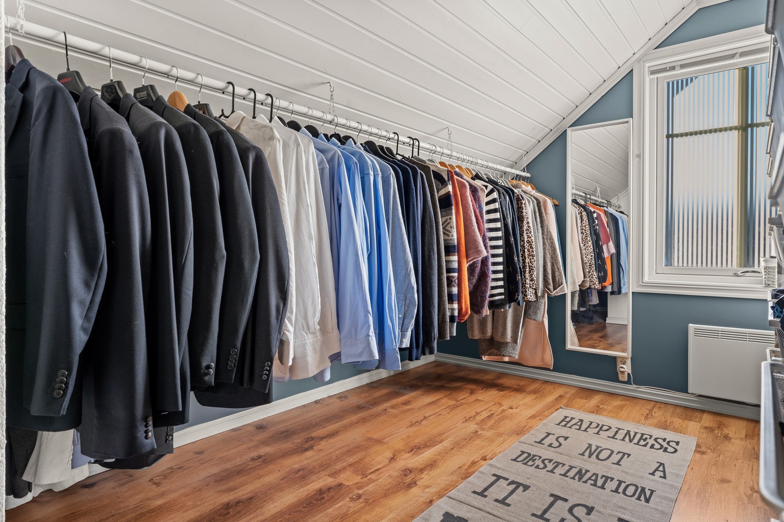 Vegg i vegg er det siste soverommet i hoveddelen, som har vært benyttet som garderobe. Soverommet her er på 10,5 kvadrat. Galleribilde
