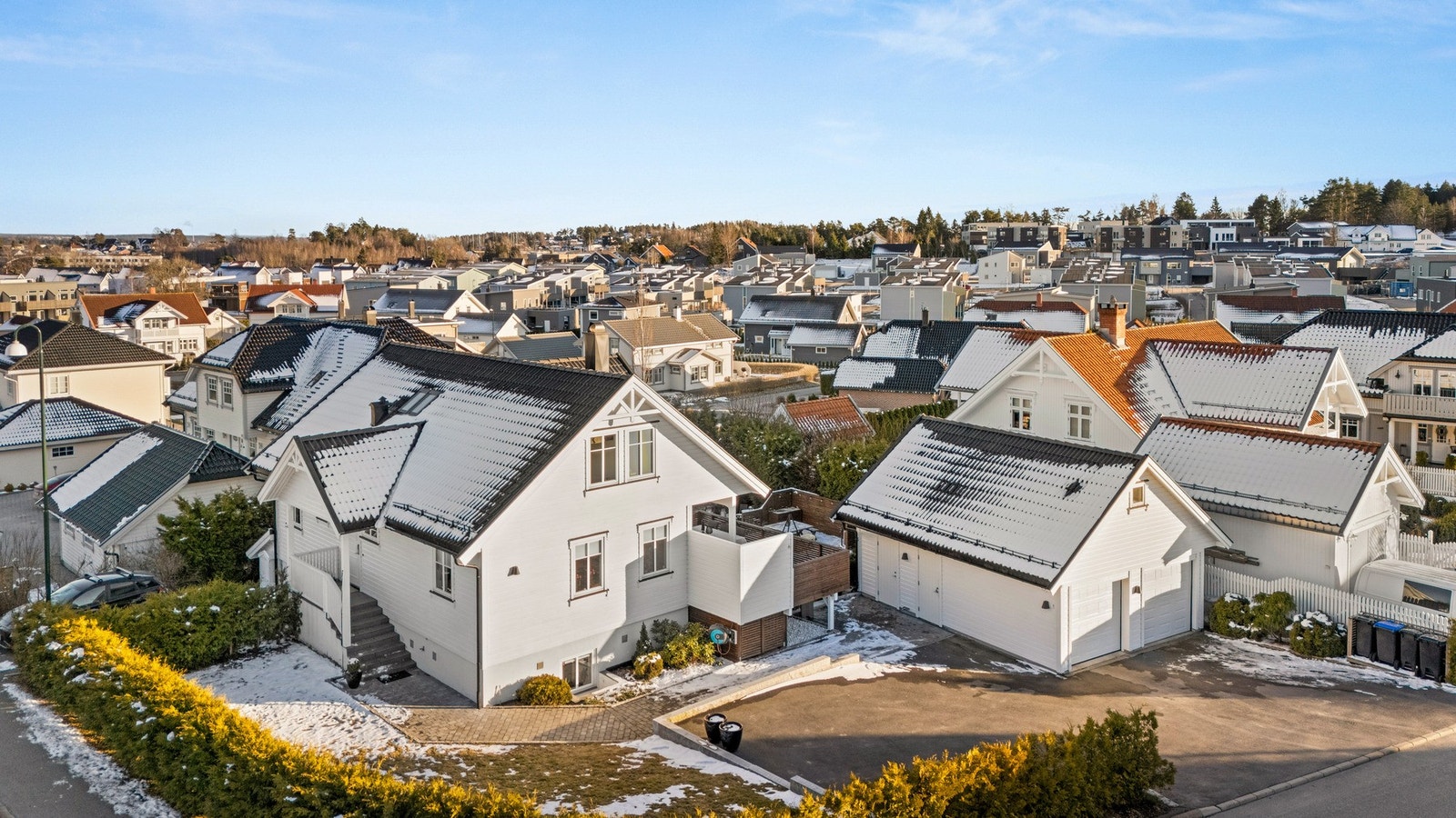 Her er det god plass til parkering både i gårdsrommet og i garasjen. Galleribilde