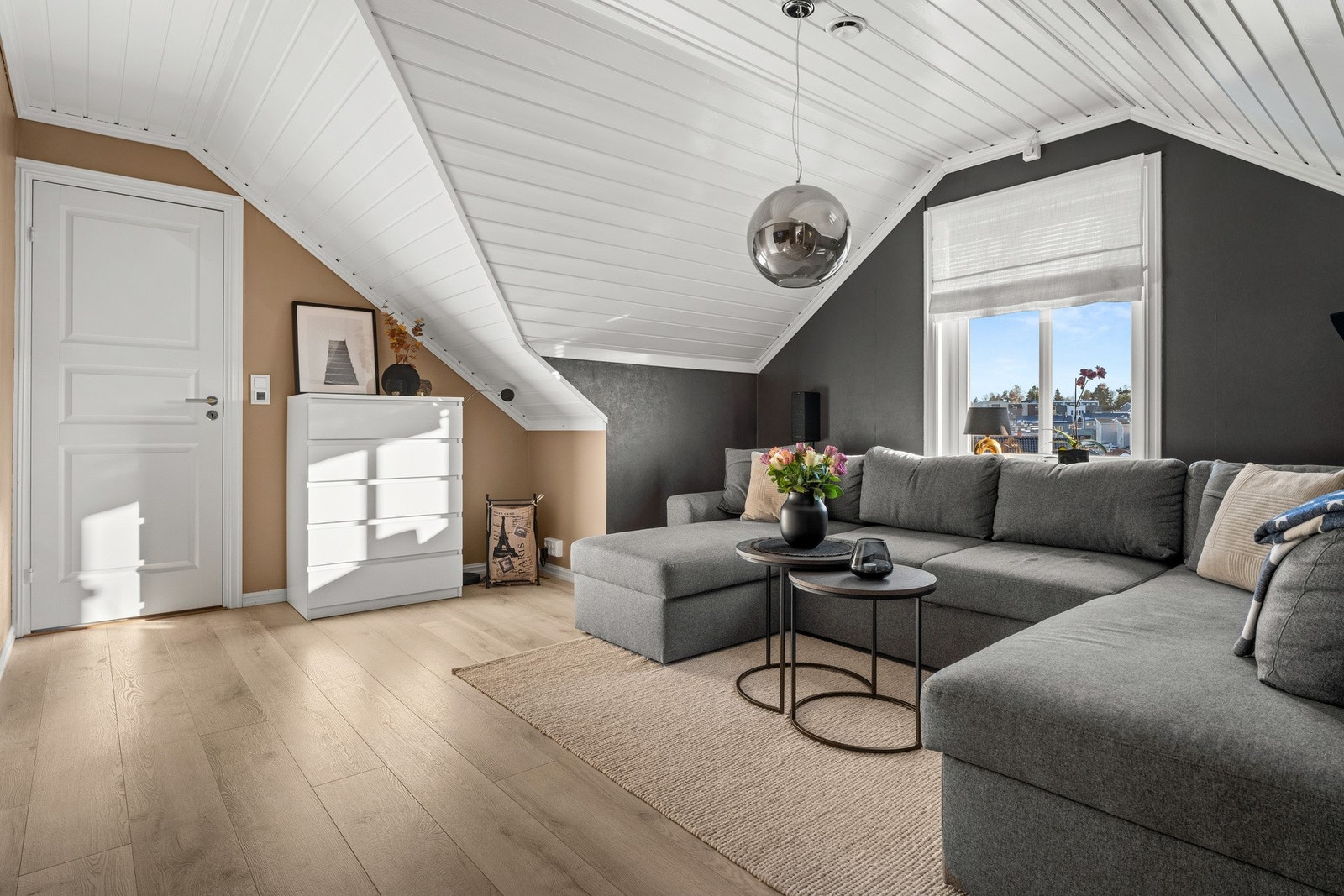 I boligens 2. etasje er det en ekstra stue, baderom og 3 soverom. Galleribilde