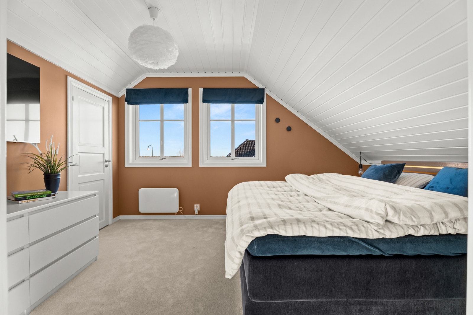 Hovedsoverommet i huset er et stort og lunt soverom med moderne vegg til vegg teppe og inngang til garderobe. Galleribilde