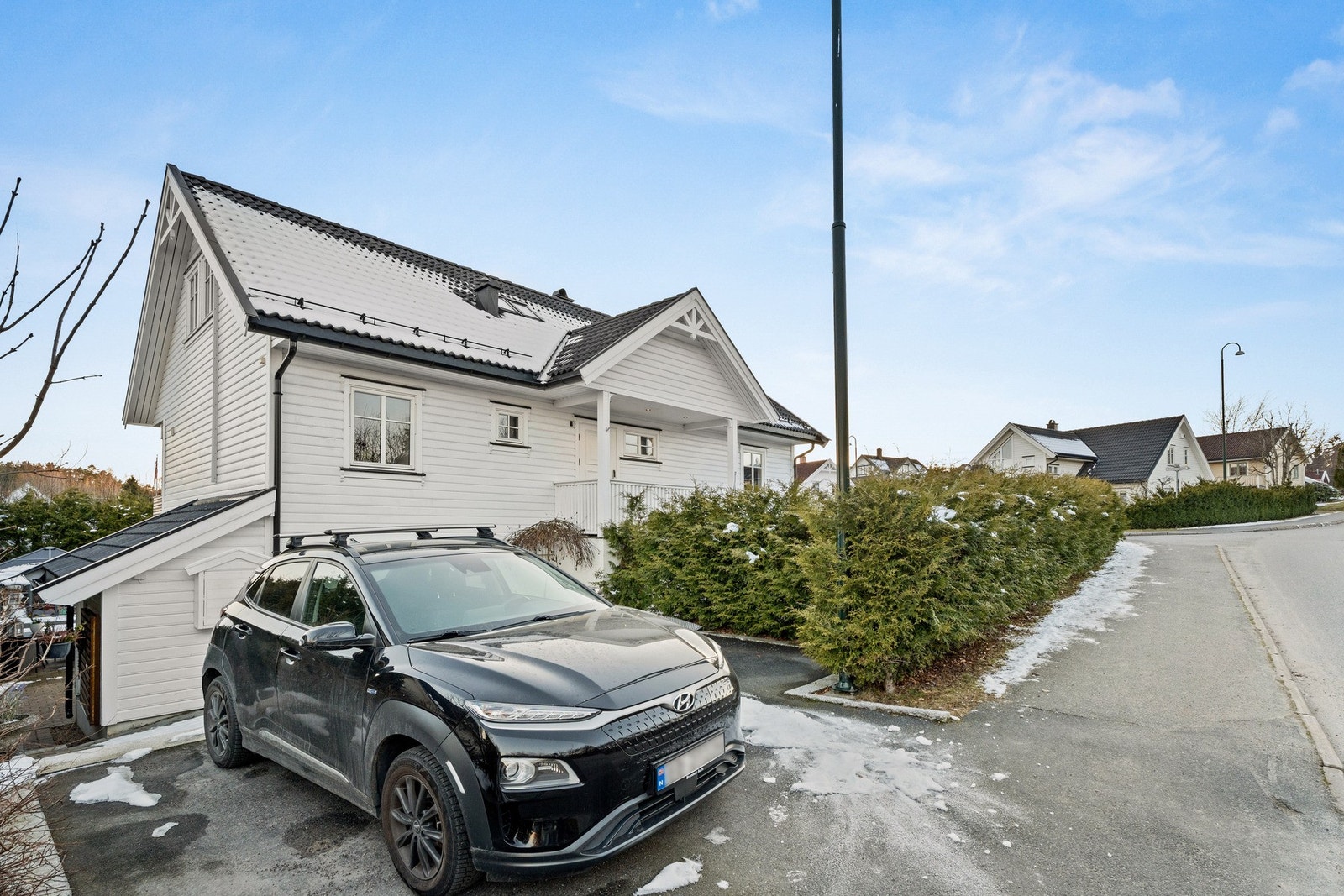 Utleiedelen har egen parkeringsplass ved Deleveien. Parkeringsplassen her er ikke tegnet inn i kommunens byggetegninger. Galleribilde