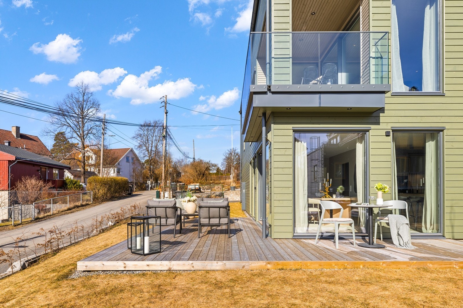 Via skyvedør fra kjøkken/spisestue i 1. etasje er det utgang til en syd- og vestvendt markterrasse på ca. 29 kvm med meget gode solforhold. Terrassen flukter med hagen Galleribilde