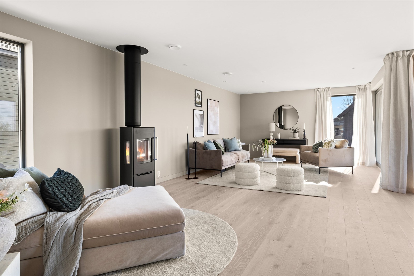 Flott 1-stavs parkett og downlights i himling Galleribilde