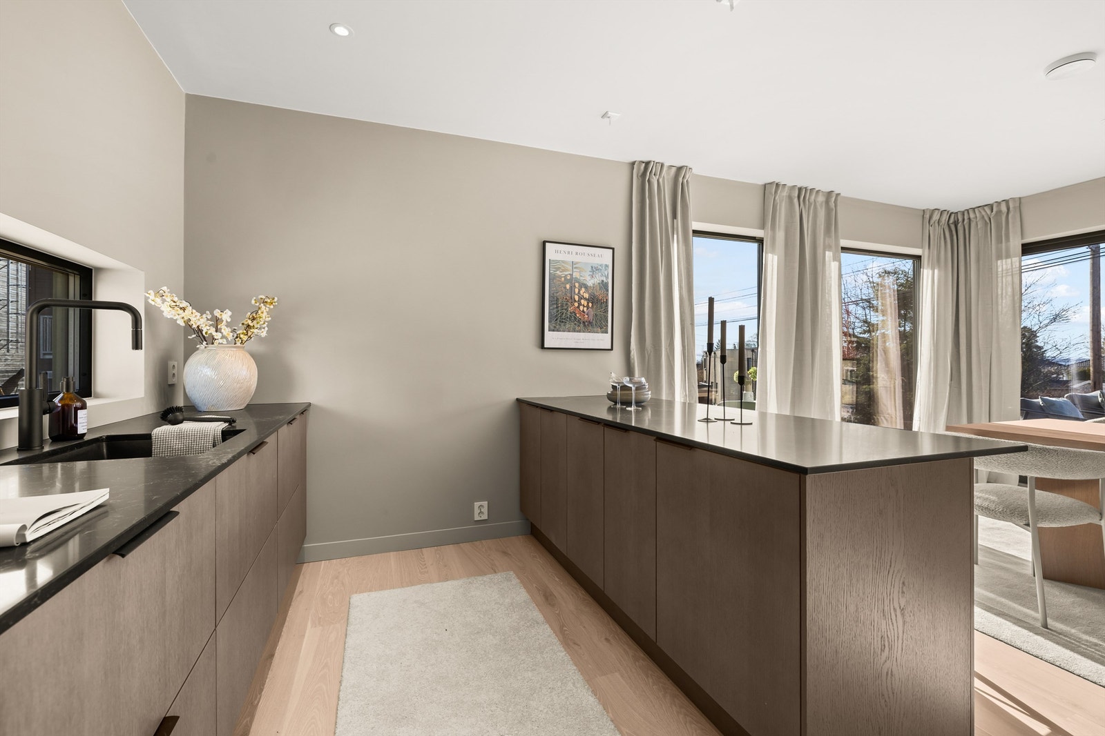 Benkeplater av Caesarstone Vanilla Noir Galleribilde