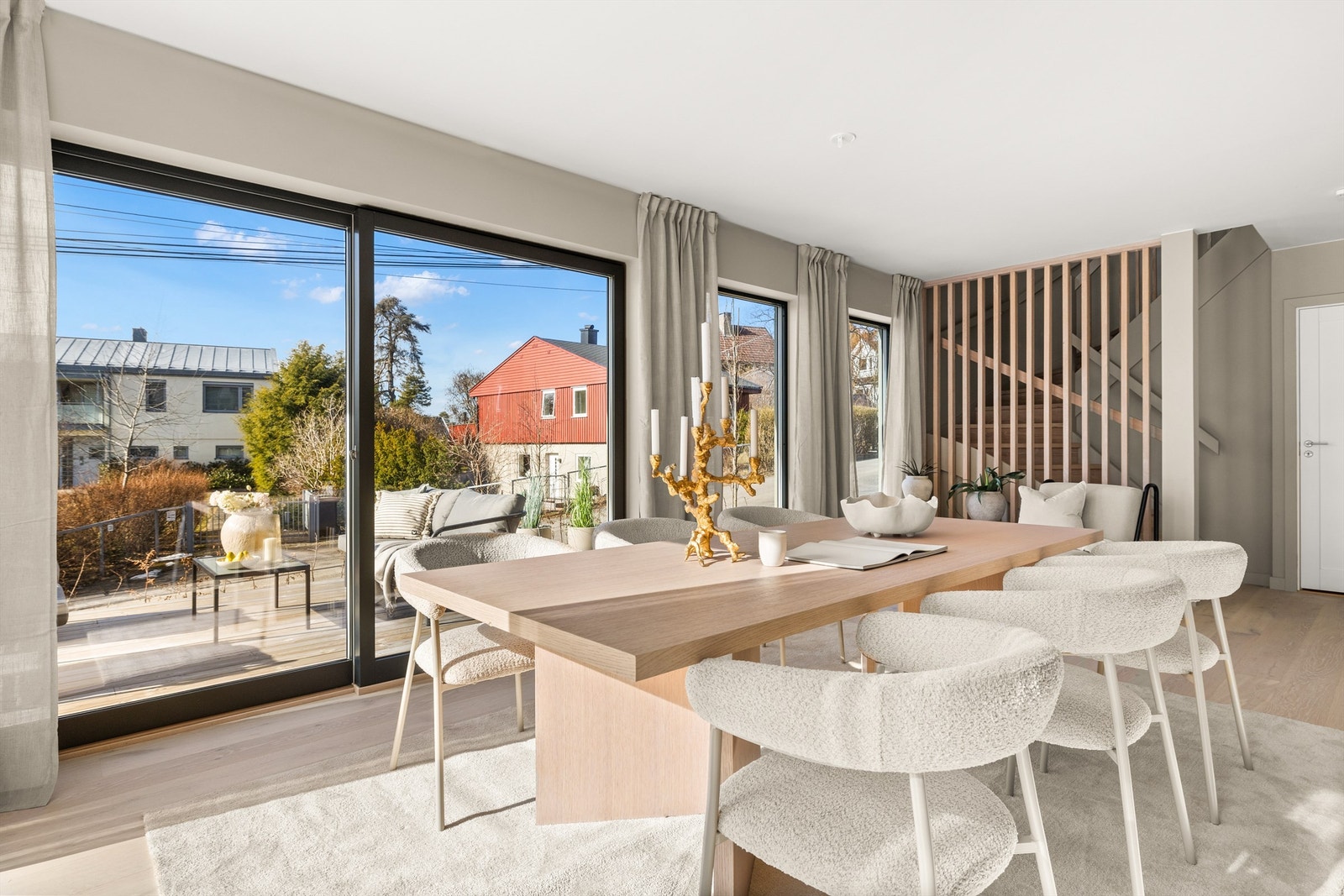 Et sosialt og flott rom med bl.a. mulighet for å dekke stort langbord Galleribilde
