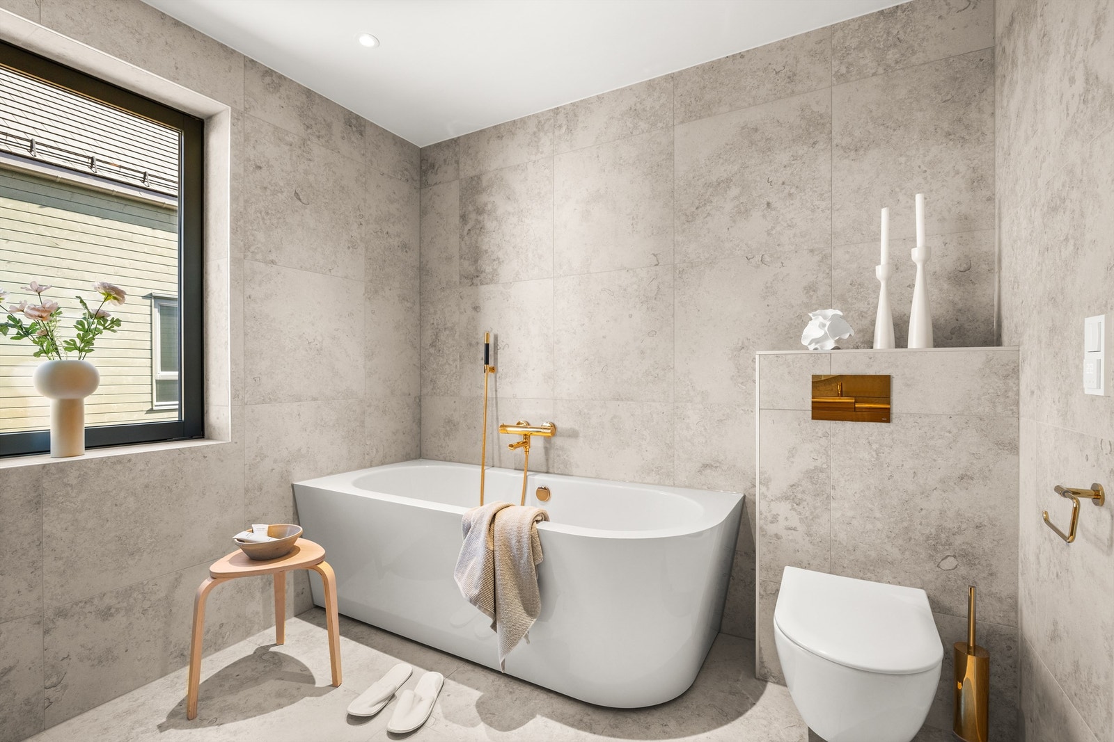 Badekar fra Strømberg Lago med armatur i Honeygold fra Tapwell med tappekran og hånddusj Galleribilde