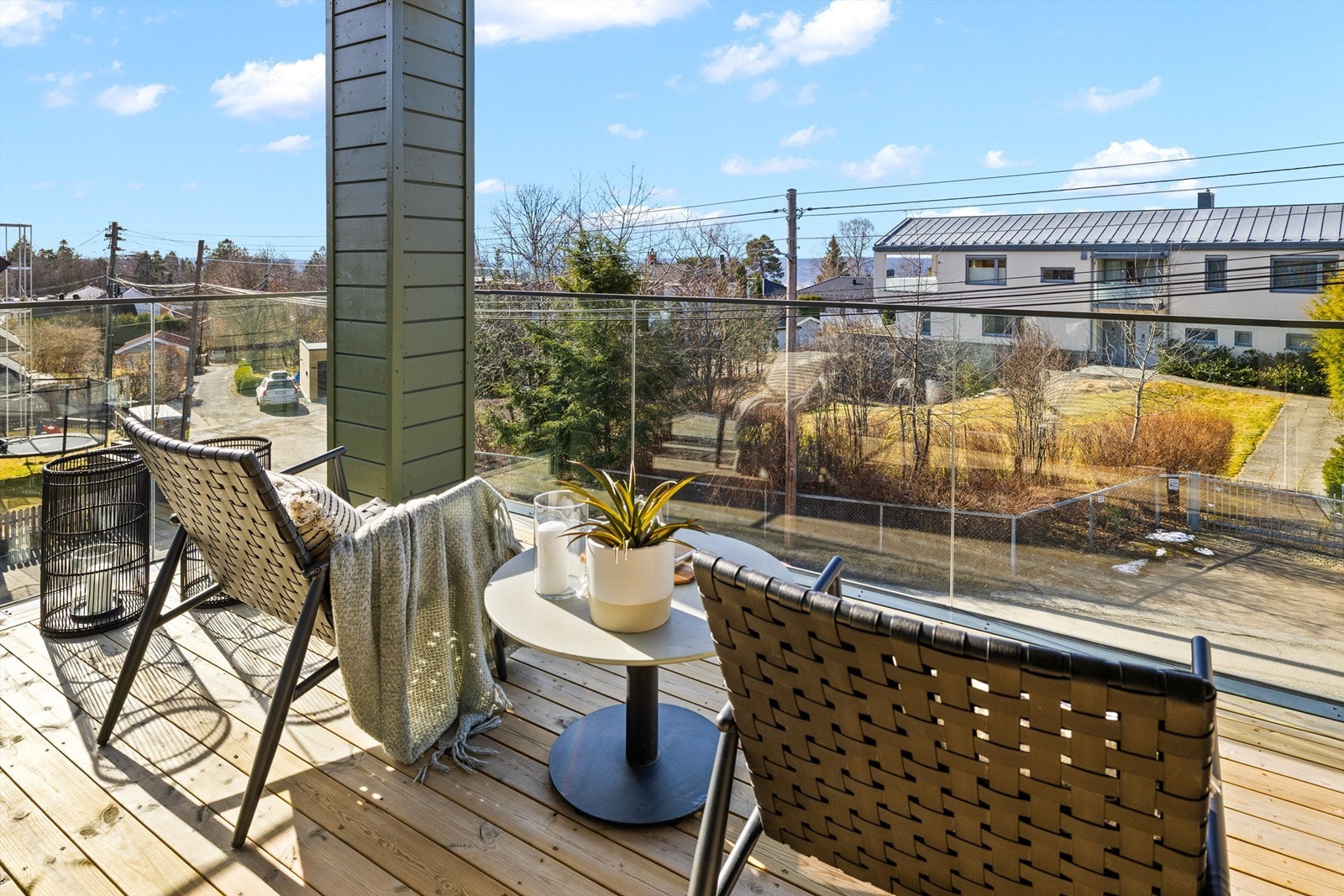 Via skyvedør i stuen i 2. etassje er det utgang til syd- og vestvendt veranda på ca. 9 kvm. Meget gode solforhold på verandaen og noe utsikt Galleribilde