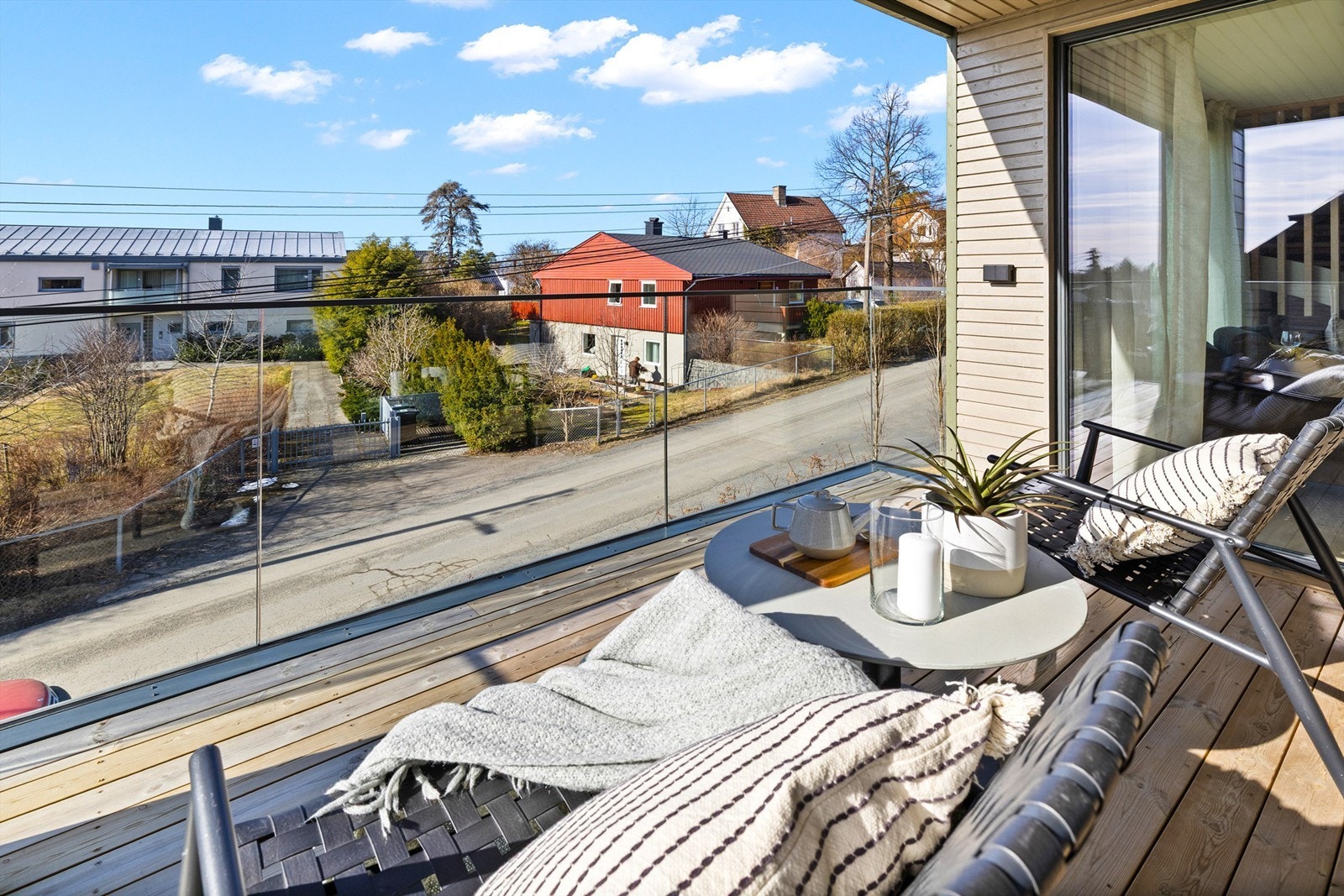 En lun uteplass med overbygg med downlights og glassrekkverk Galleribilde