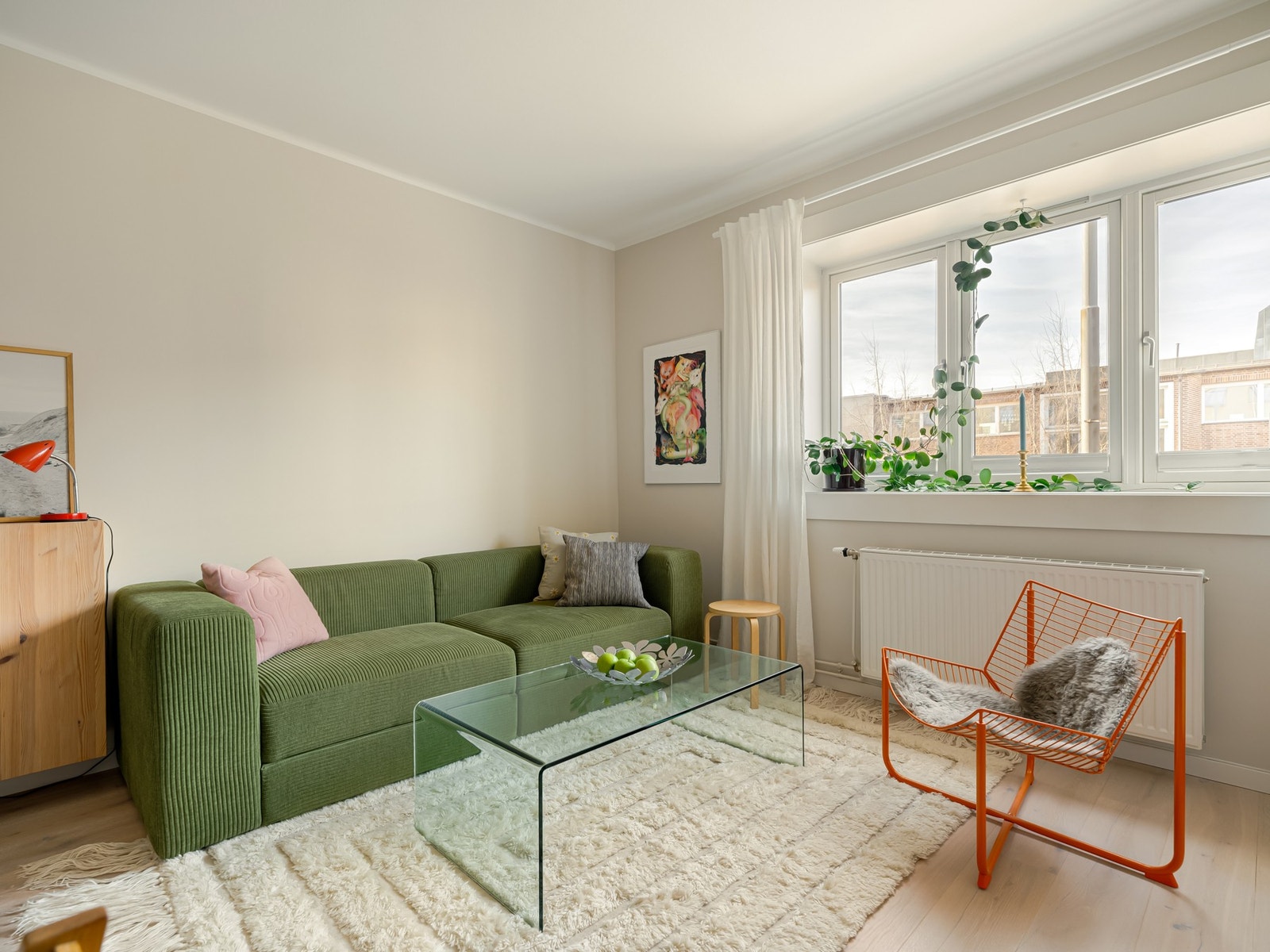I stuen er det rikelig med plass til både større spisegruppe og sofa med salongbord. Galleribilde