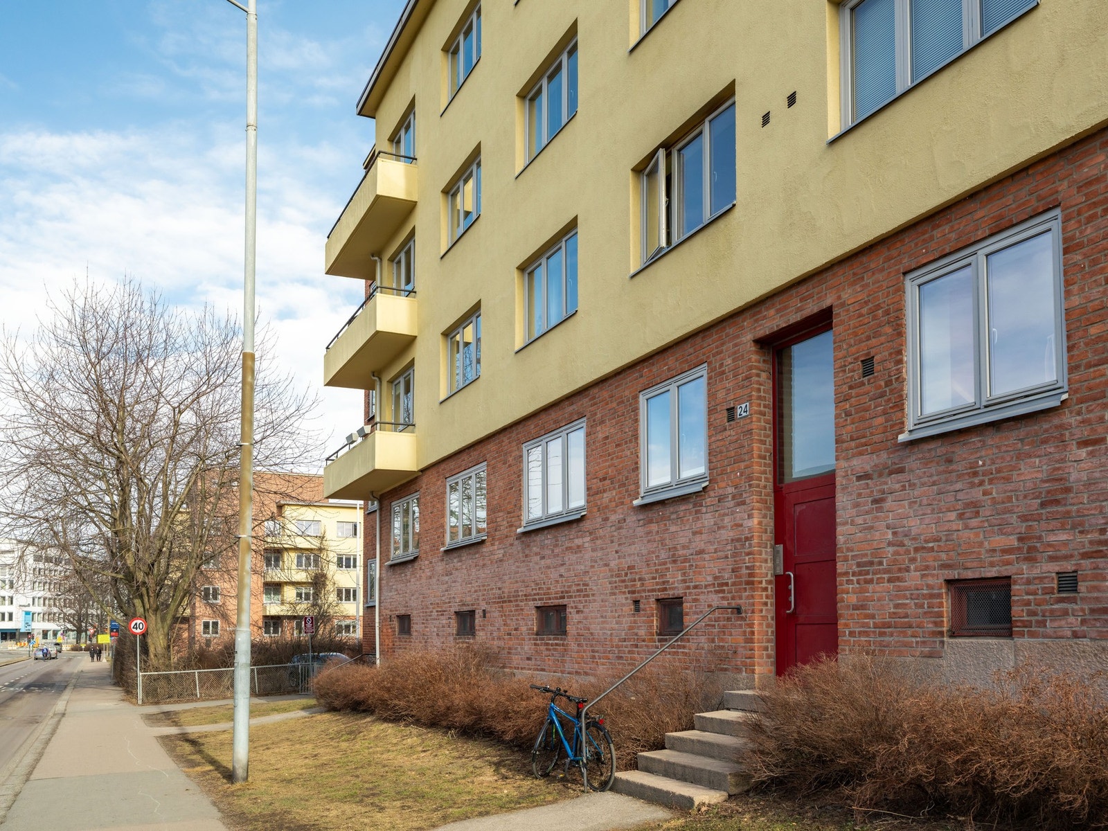 Her er vi rett utenfor. Som du kan se, ligger leiligheten i en svært høy første etasje. Til venstre fra døren, altså. Galleribilde
