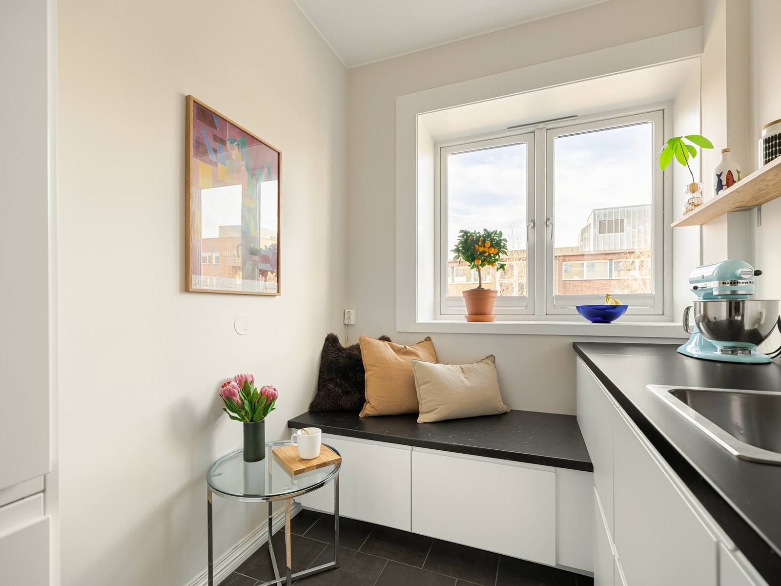 I 2020 ble det bygget en sittebenk med skuffer. Et perfekt sted å nyte frokosten og dagens første kaffekopp. Galleribilde