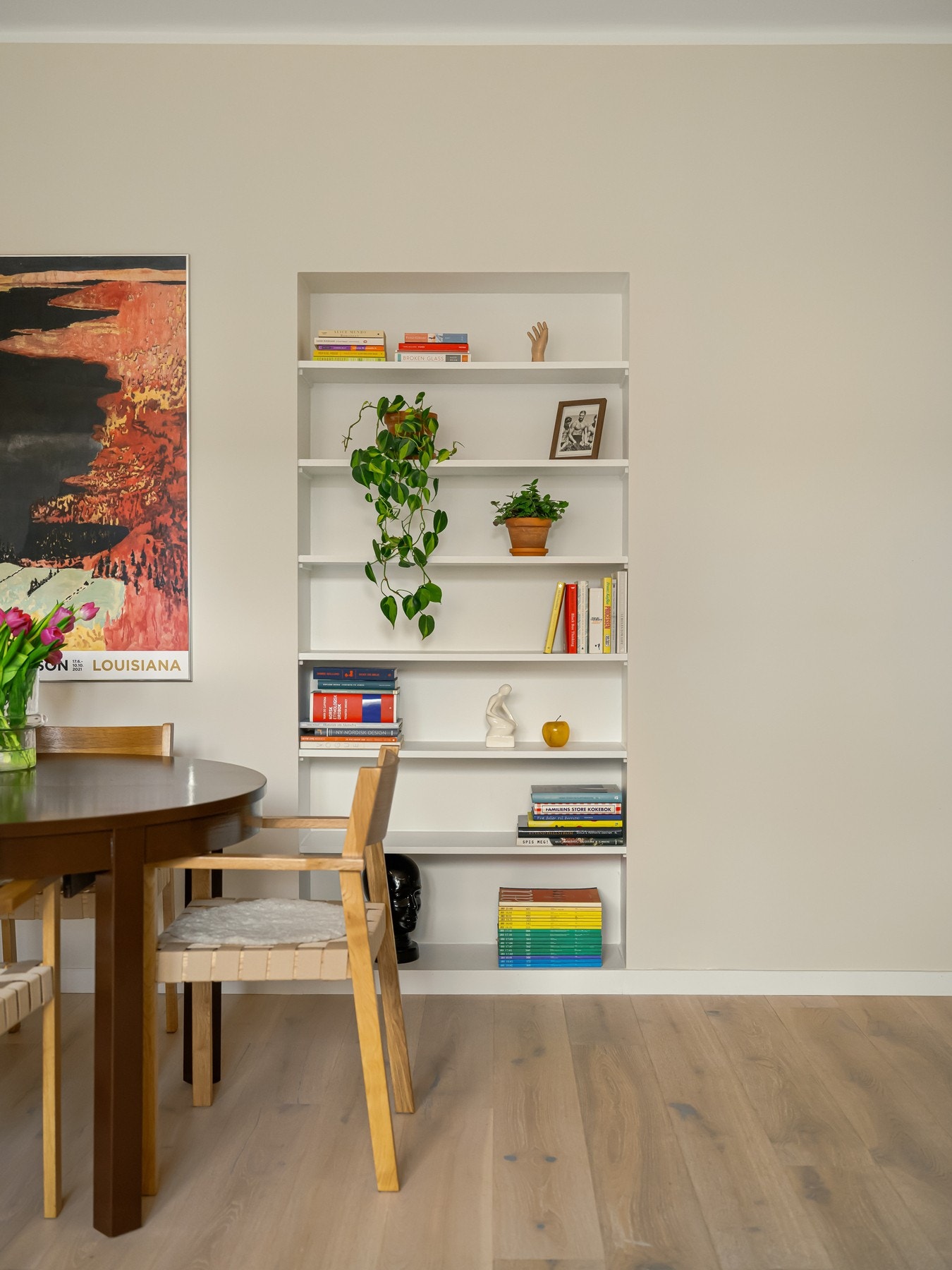 En gammel døråpning gjør i dag nytten som bokhylle. Praktisk og pent! Galleribilde