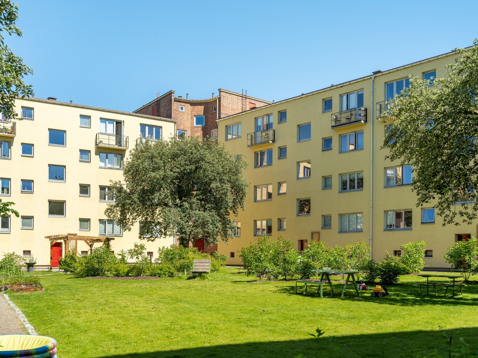 Bakgården er et fantastisk fristed uansett årstid, men spesielt på sommeren. Galleribilde