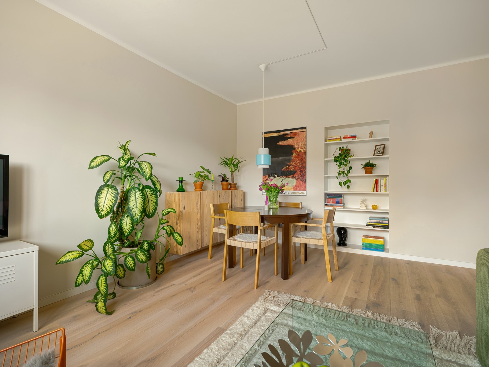 På gulvet finner vi nydelig én-stavs eikeparkett. Galleribilde