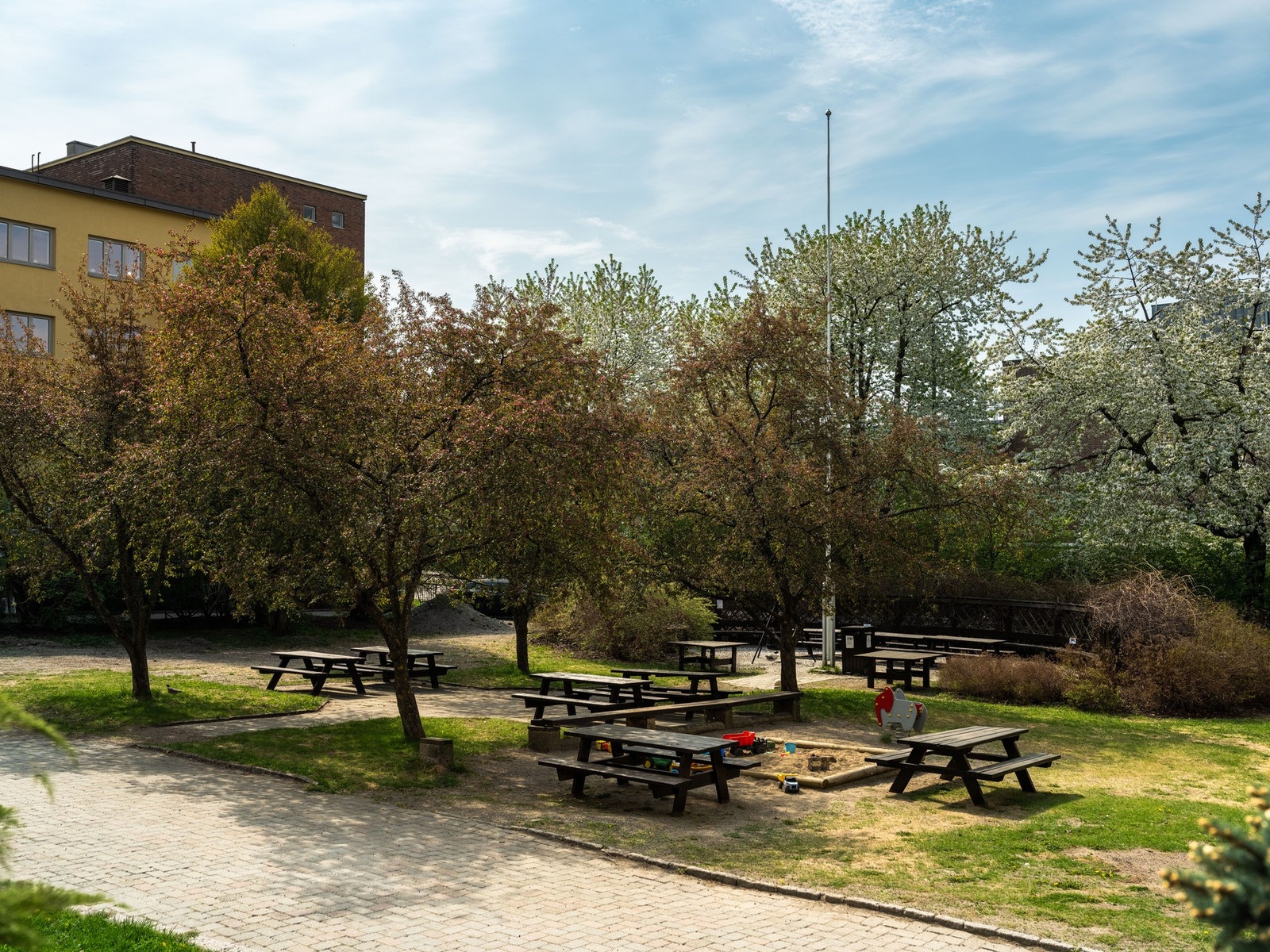 Du er så heldig å få tilgang på hele tre gårdsrom. Dette fra forgården, med sandkasse for de minste og sittegrupper for de voksne. Det er også bålpanne og muligheter for langbord her. Galleribilde