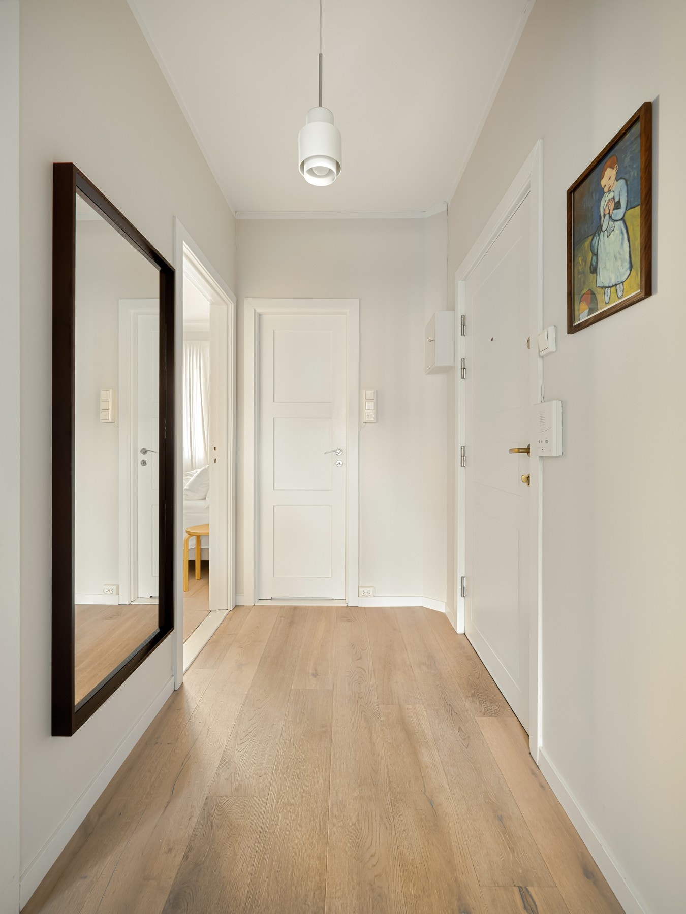 Fra entreen finner vi også baderommet. Verdt å nevne er at boligen også disponerer en stor kjellerbod - hele 14 kvm. Galleribilde