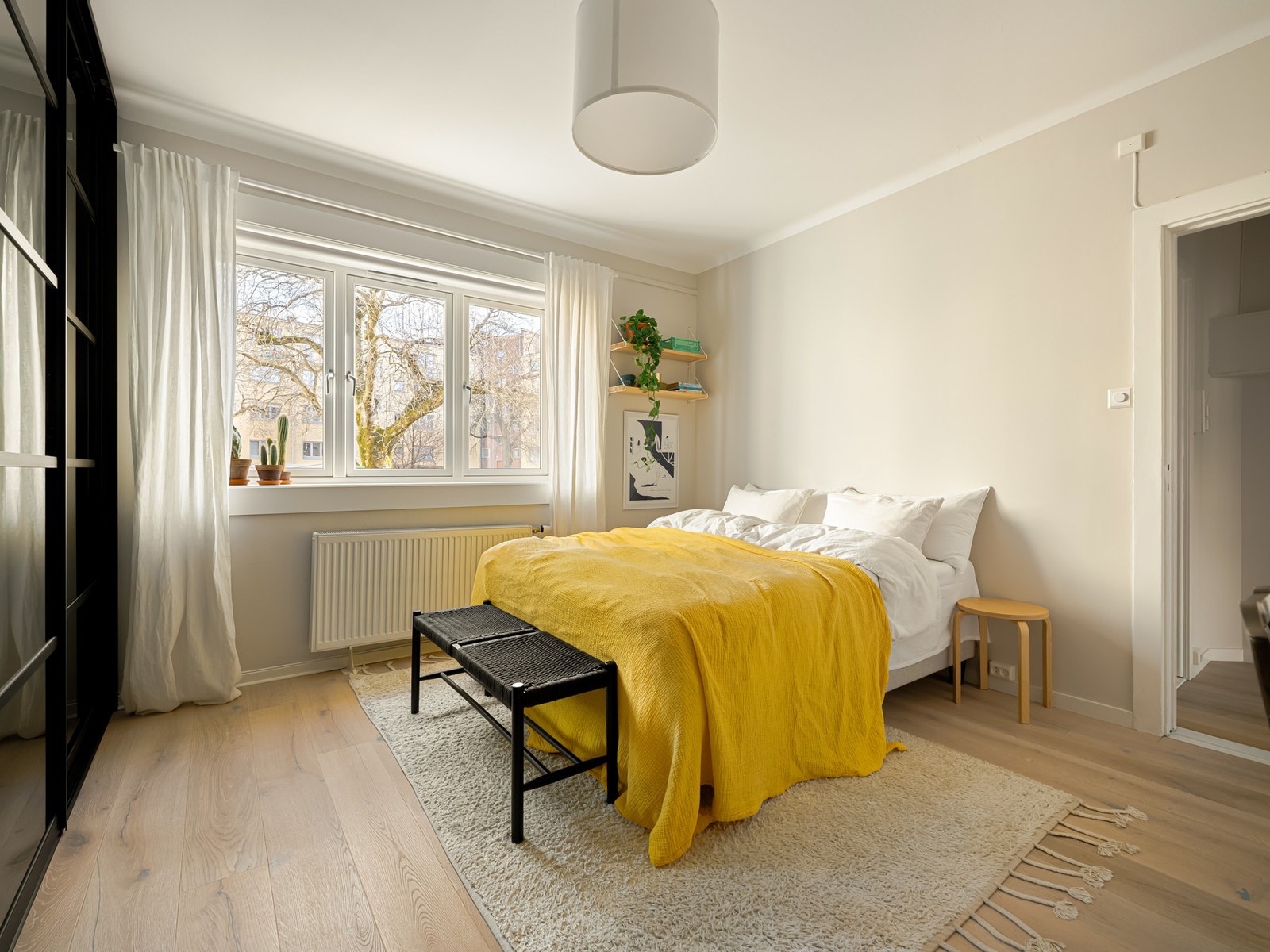 Soverommet vender mot den frodige og fine bakgården. Et herlig skue å våkne til når den nå springer til liv. Galleribilde