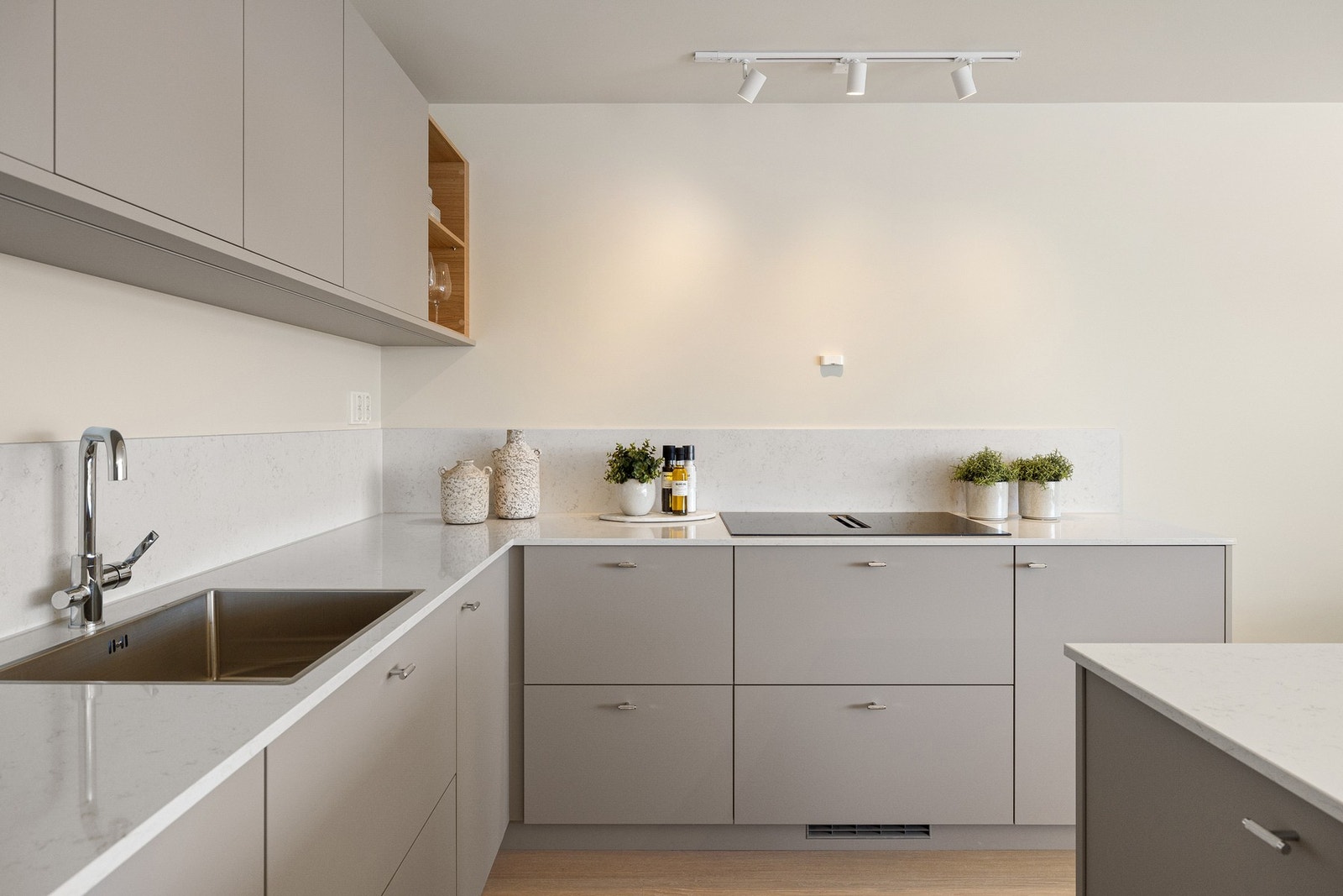 Med åpen løsning mot stuen blir kjøkkenet en sosial arena, hvor kokken enkelt kan underholde gjester mens maten tilberedes. Galleribilde