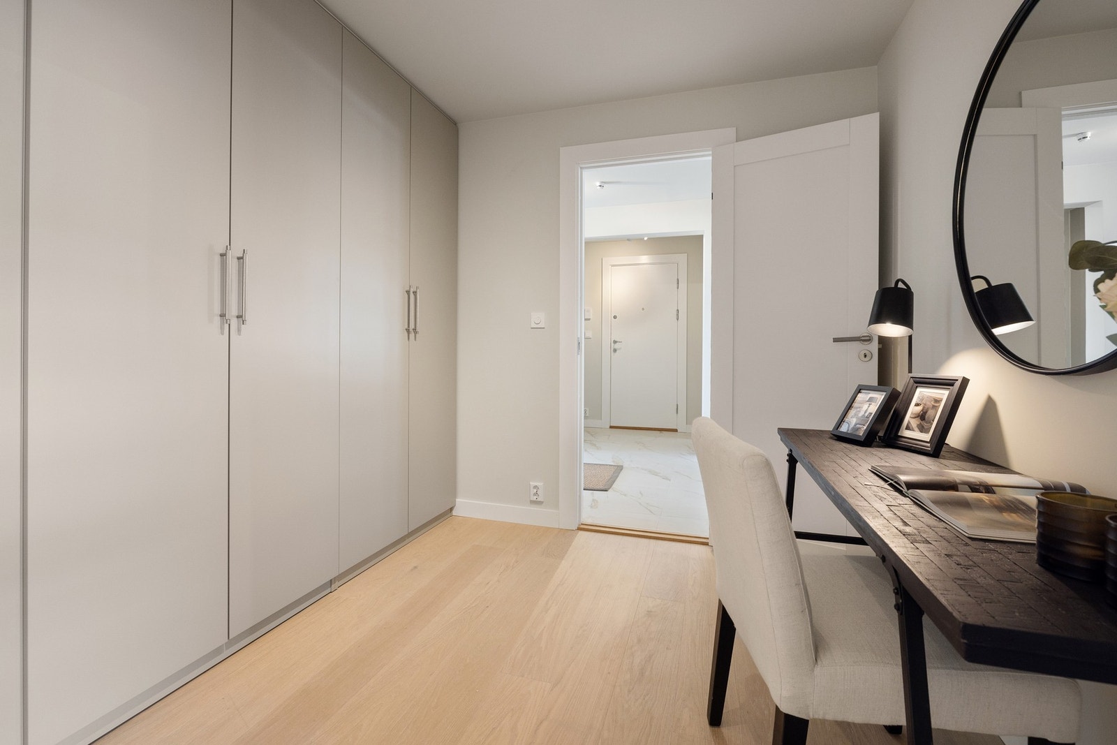 I gangen inn til soverom 2 og badet er det også mulighet for ytterligere møblering, som en skjenk eller annet oppbevaringsmøblement. Galleribilde