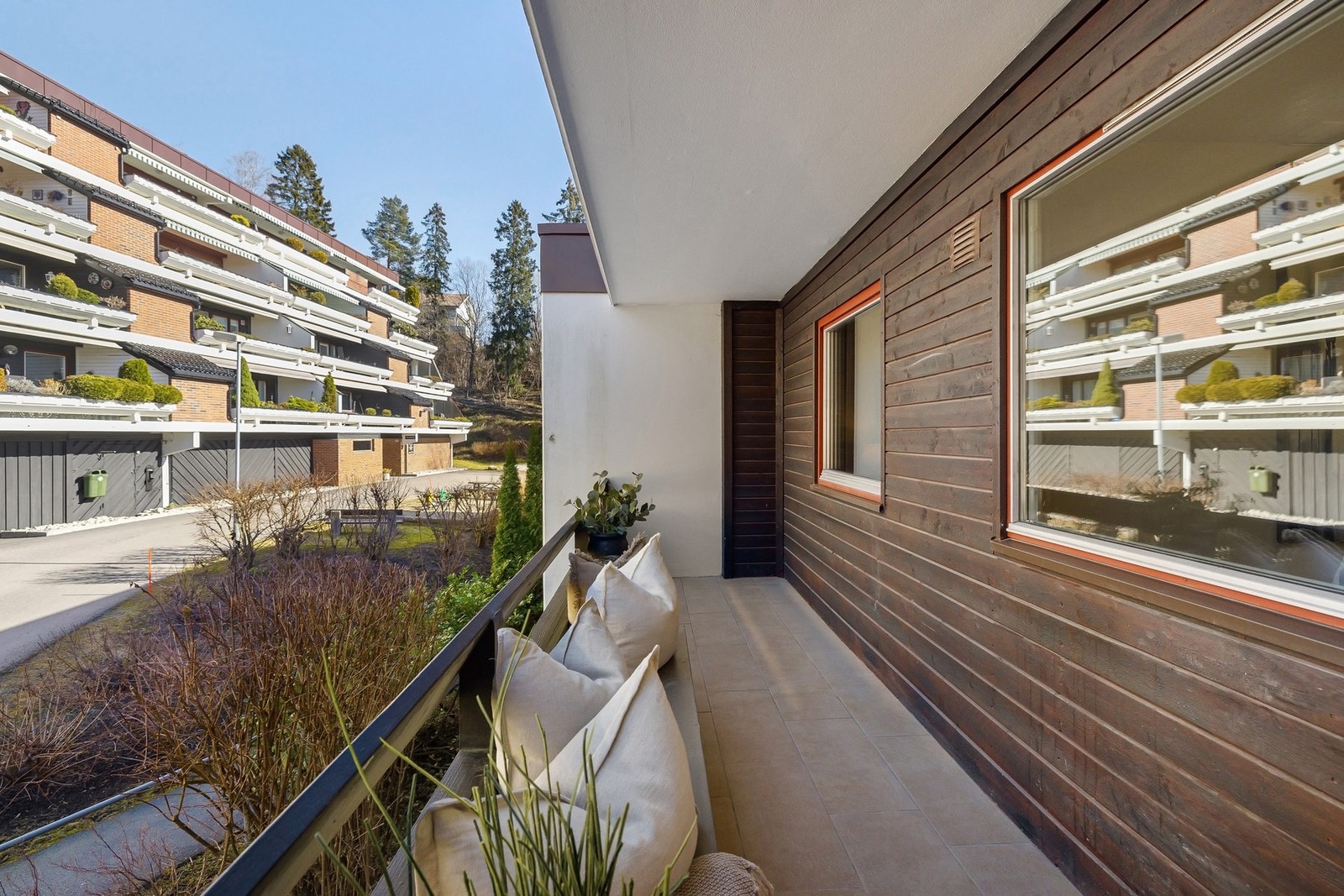 Nordvendte balkongen på ca. 8m² som vender ut mot sameiets rolige fellesarealer. Galleribilde