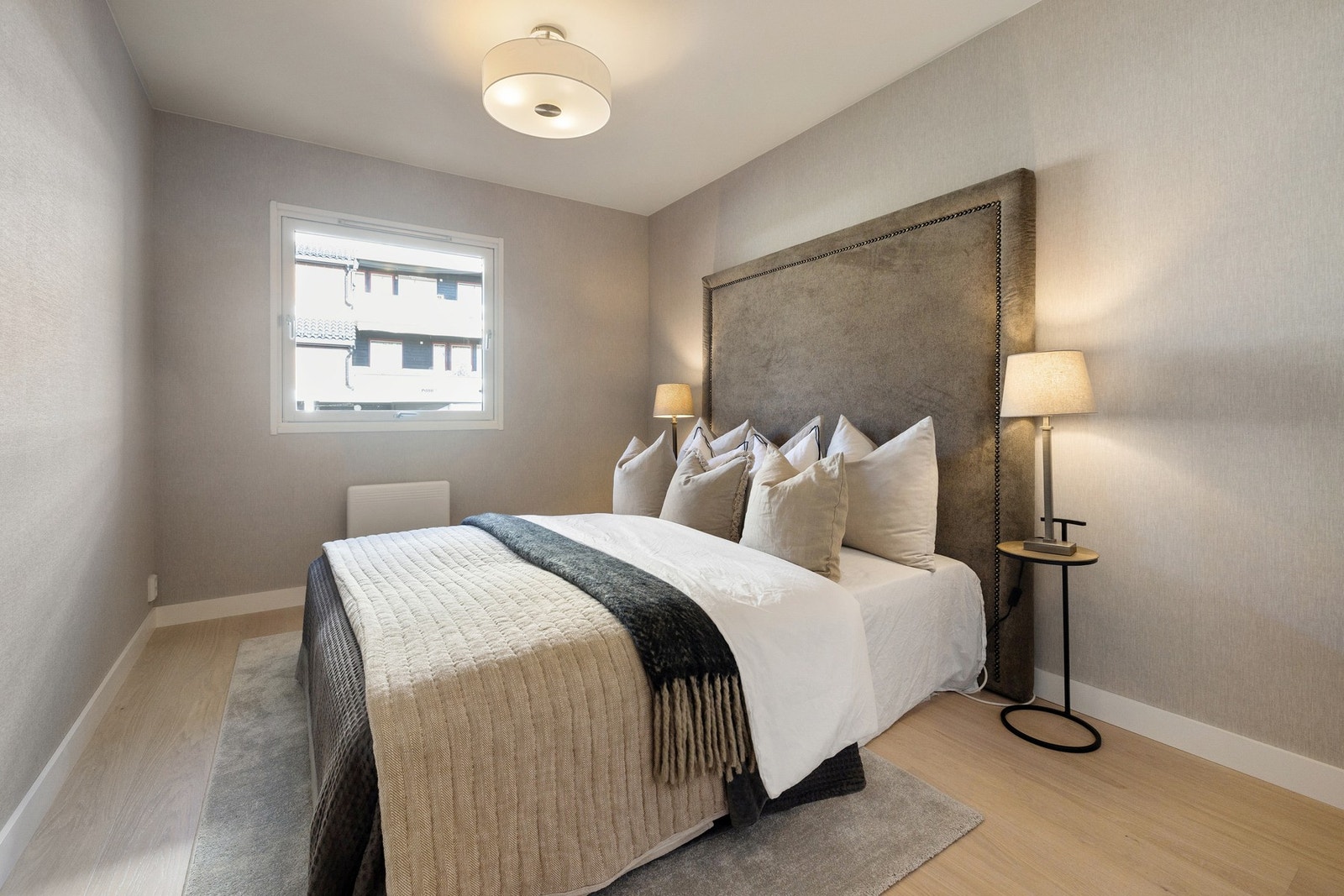 Soverom 2 er også av generøs størrelse med plass til dobbeltseng, nattbord m.m. Galleribilde