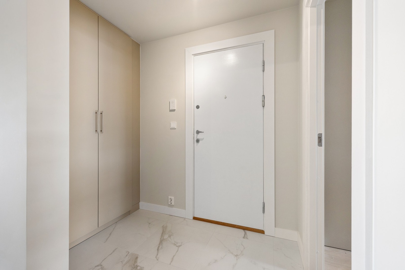 Entréens gulv har flotte sklisikre fliser og veggene er holdt i en nøytral og tidsriktig farge. Galleribilde