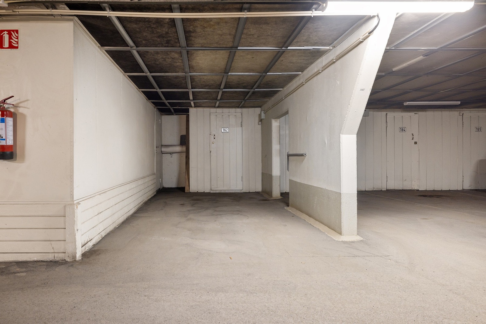 Boligen disponerer en garasjeplass. I tillegg har sameiet flere gjesteparkeringer. Galleribilde