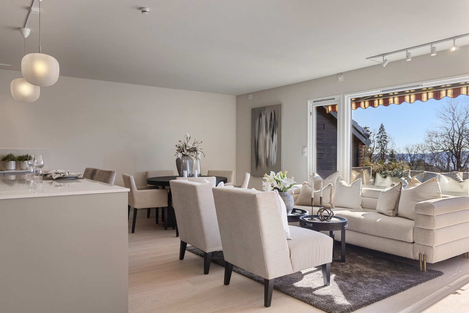 Utformingen på boligens hovedstue er perfekt dersom man vil samle venner og familie rundt langbordet, eller slappe av i en komfortabel sjeselong. Galleribilde