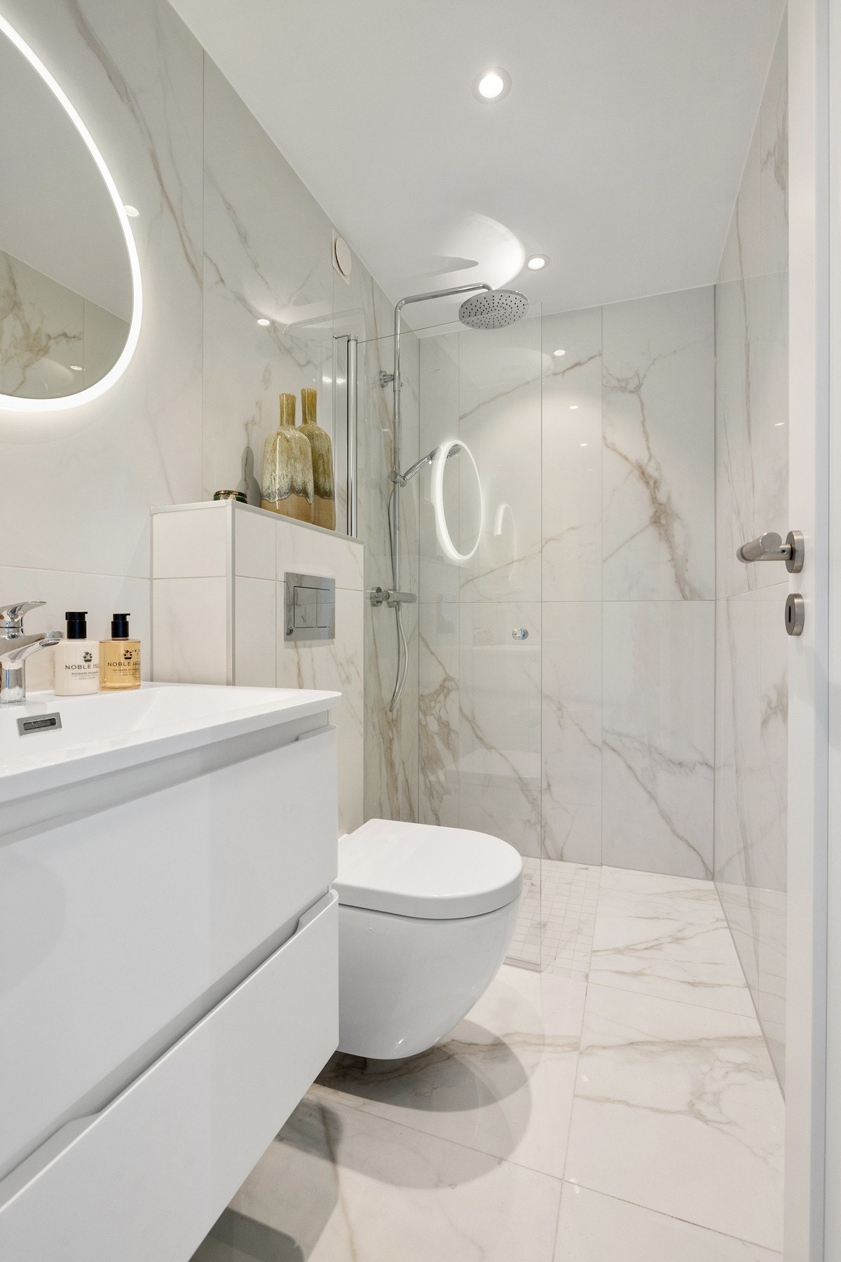 Badet er renovert i 2025 og fremstår som et stilrent rom med høy kvalitet i alle detaljer. Galleribilde