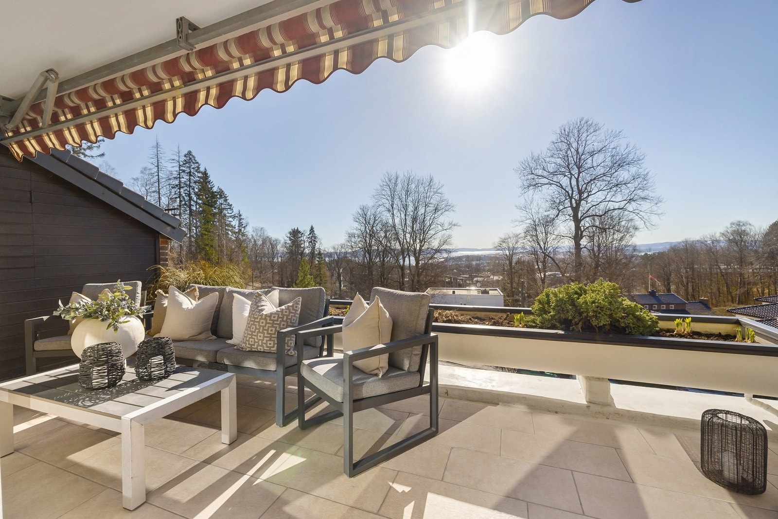 Dette er en eksklusiv, påkostet og nyoppusset utsiktsleilighet på Ullern / Lyse terrasse. Galleribilde